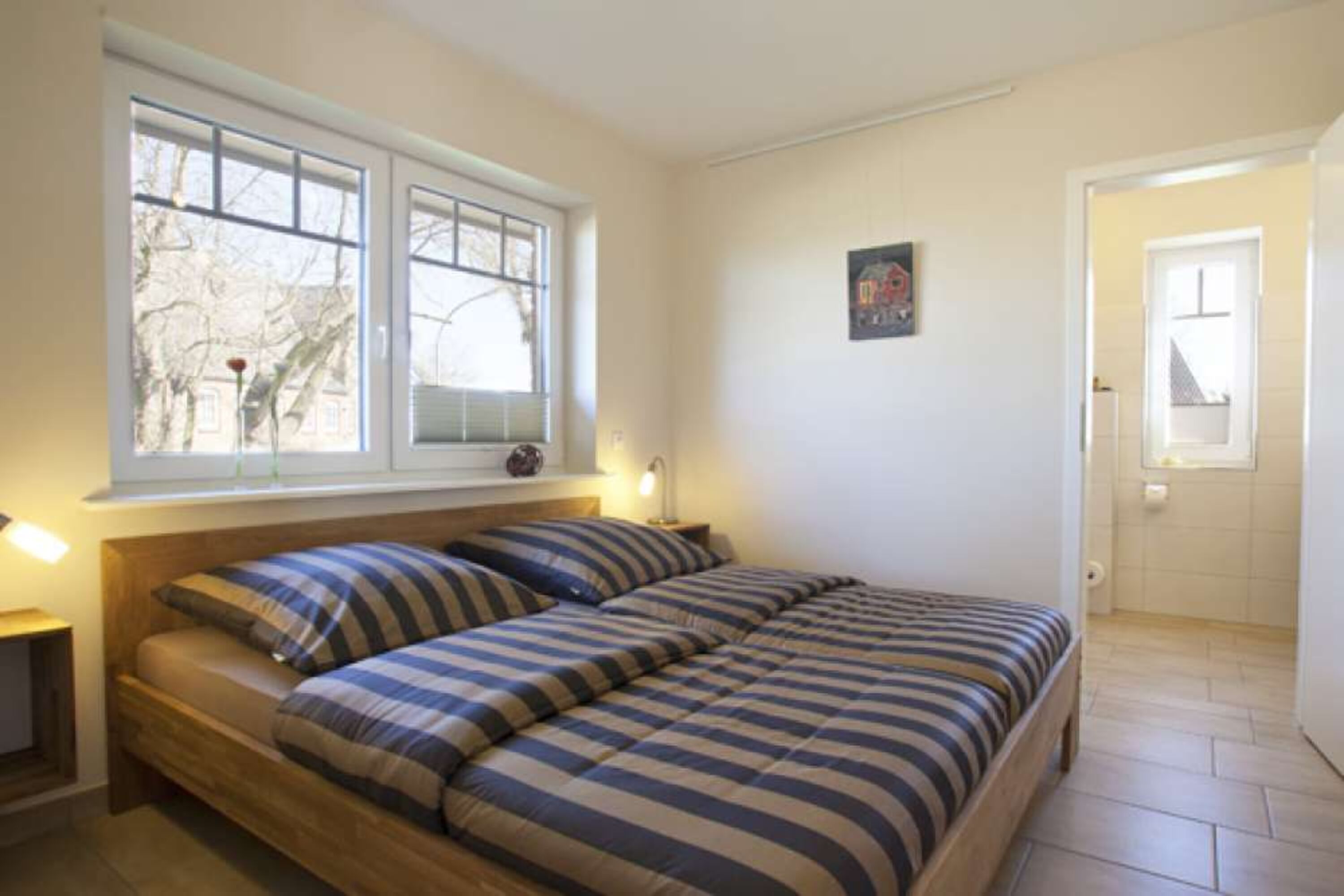 Schlafzimmer mit Zugang zum Bad