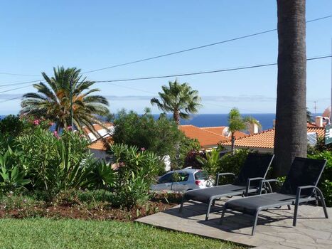 Garten mit Liegeplatz - dahinter Meerblick