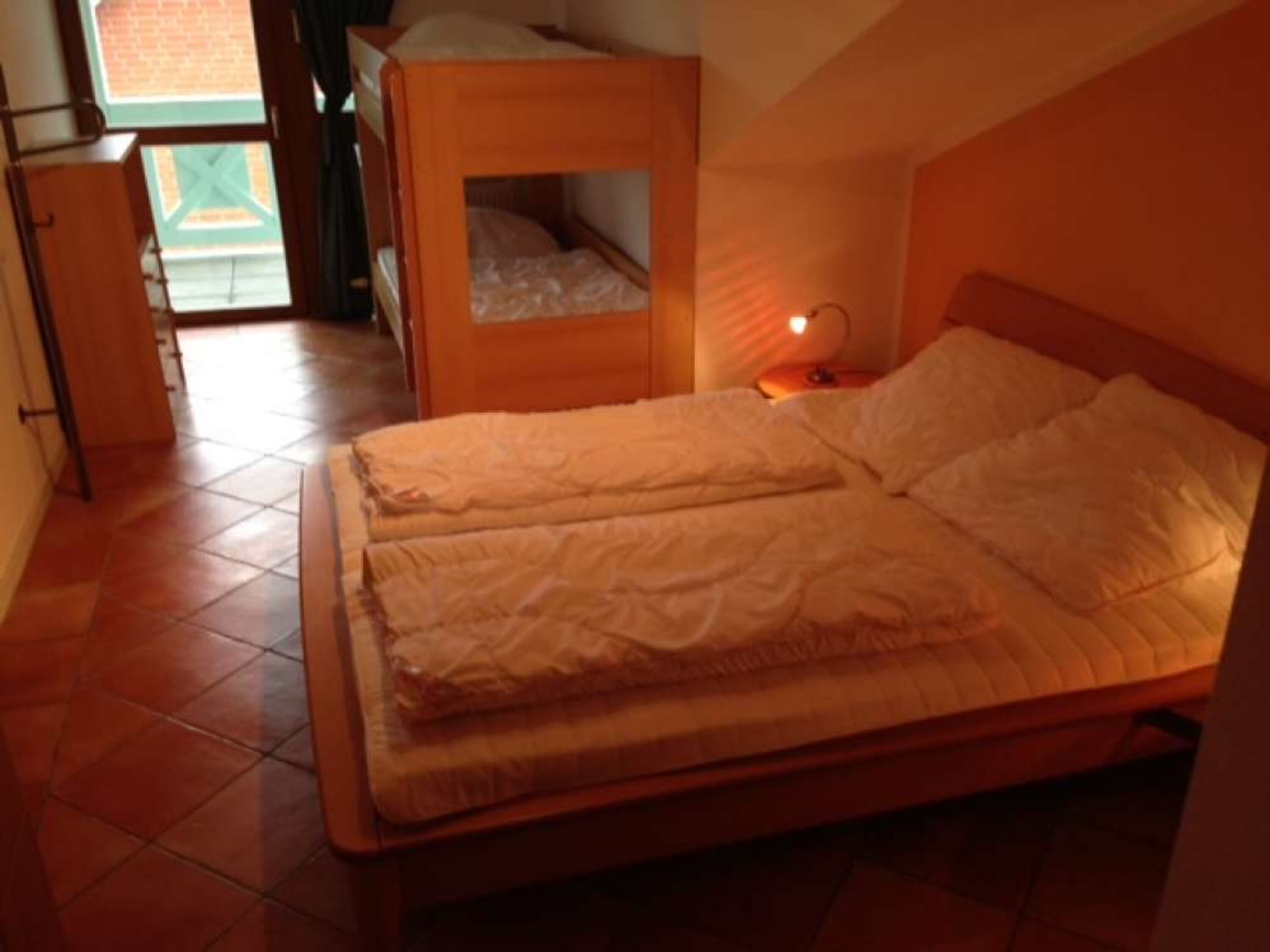 Schlafzimmer mit Kleiderschrank Doppel- und Etagenbett