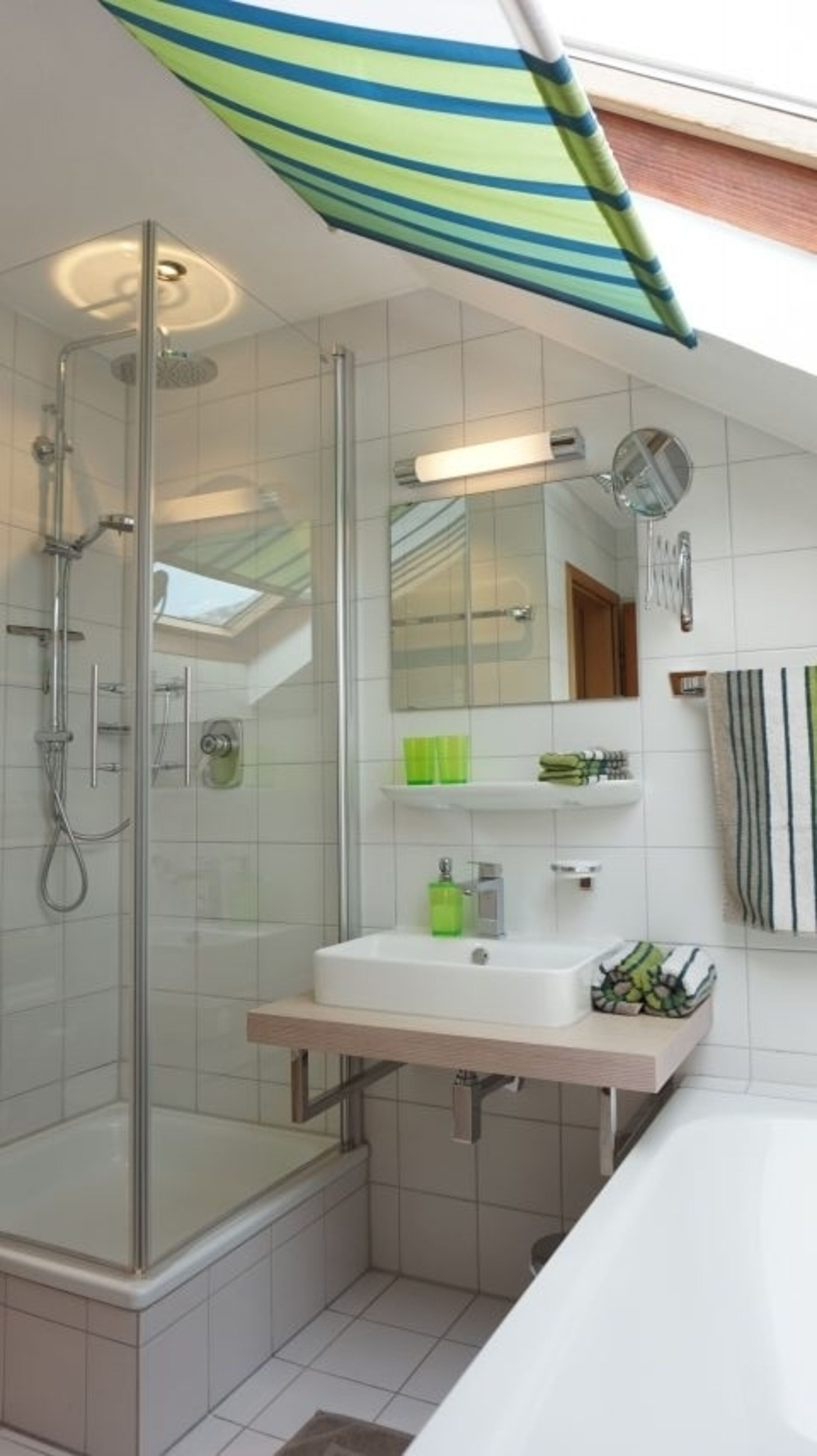 Bad mit Dusche und Wanne