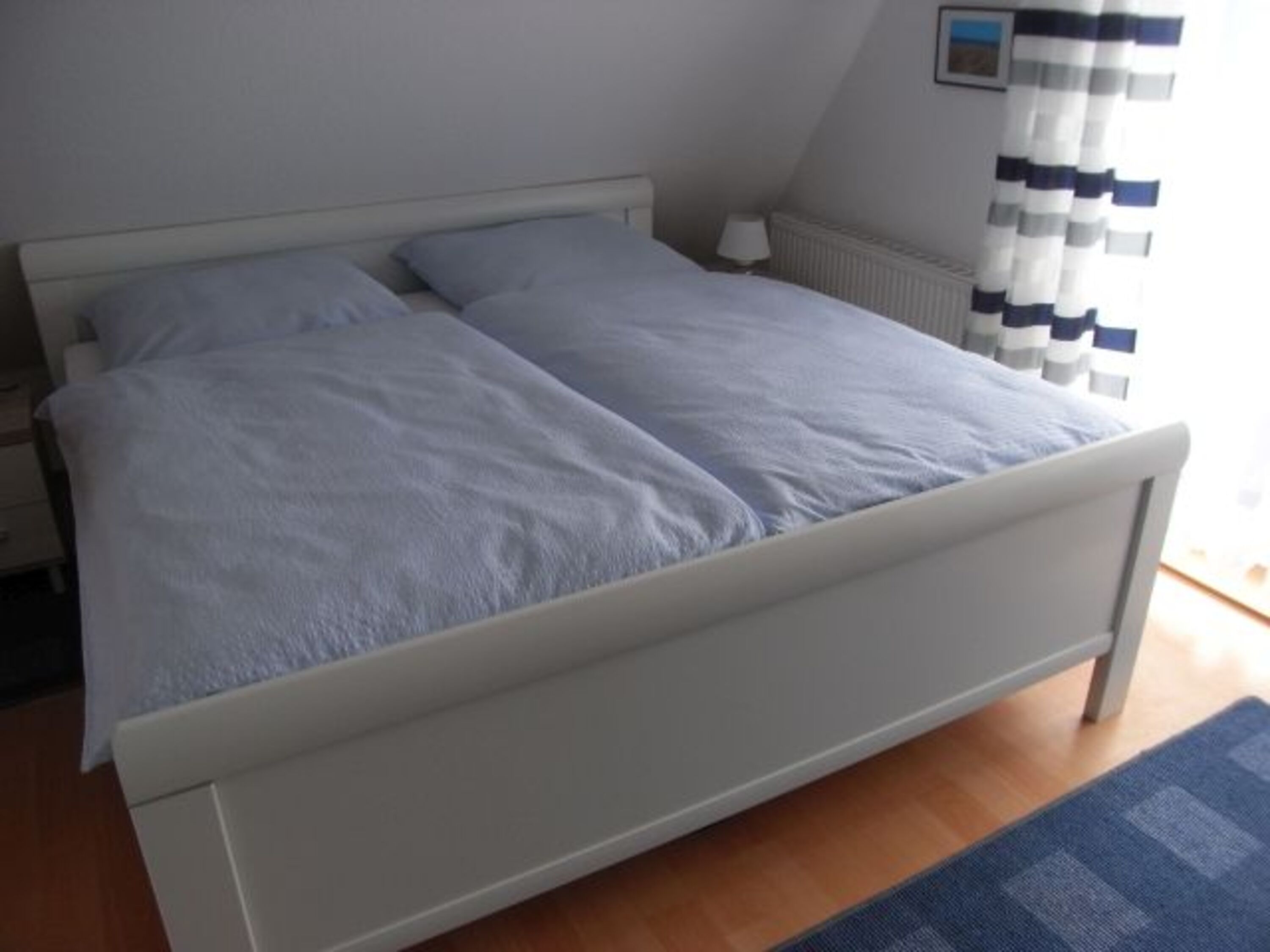 Schlafzimmer mit Balkon zum Garten