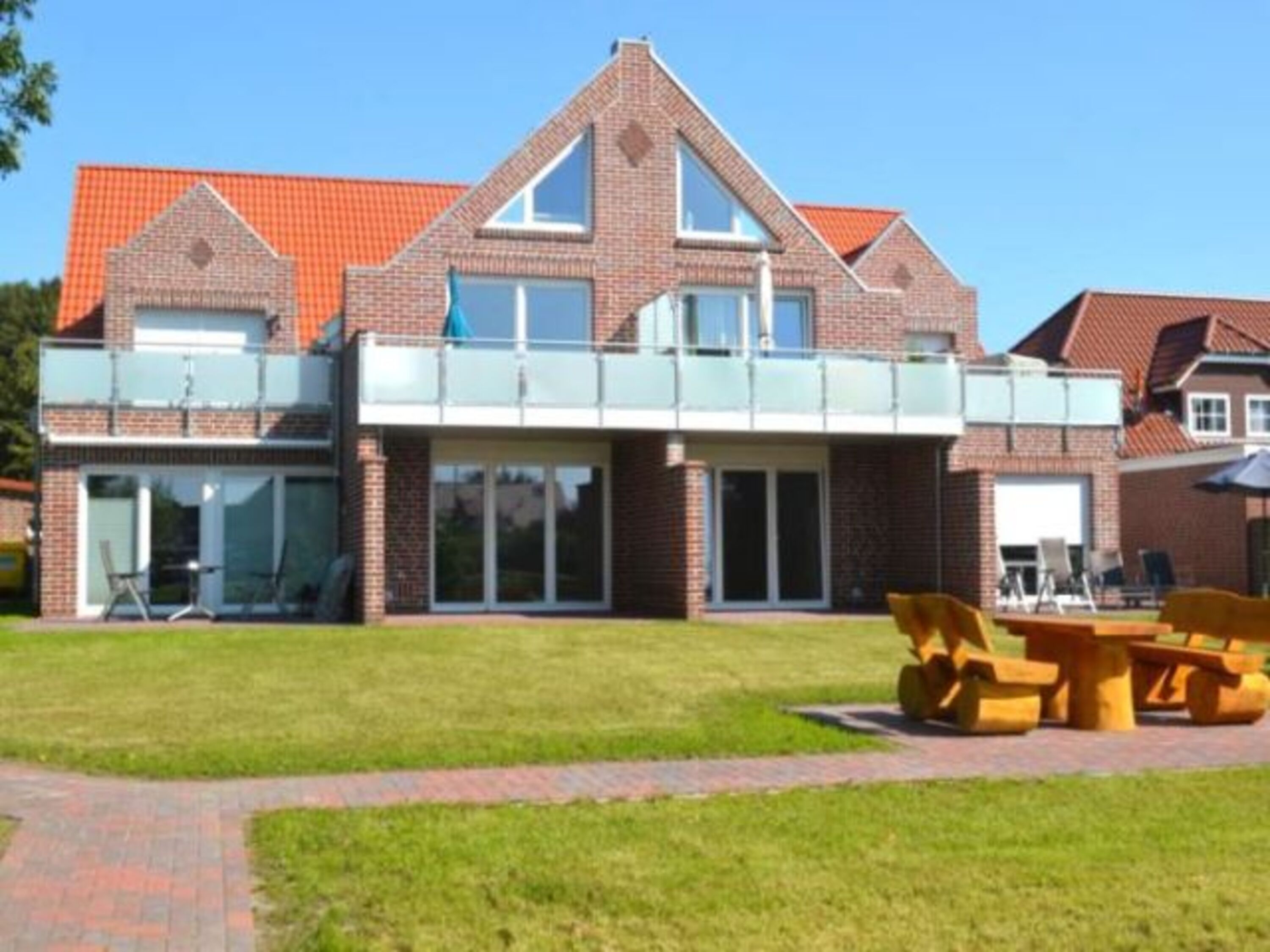 Garten mit Sitzplatz und Liegewiese am See