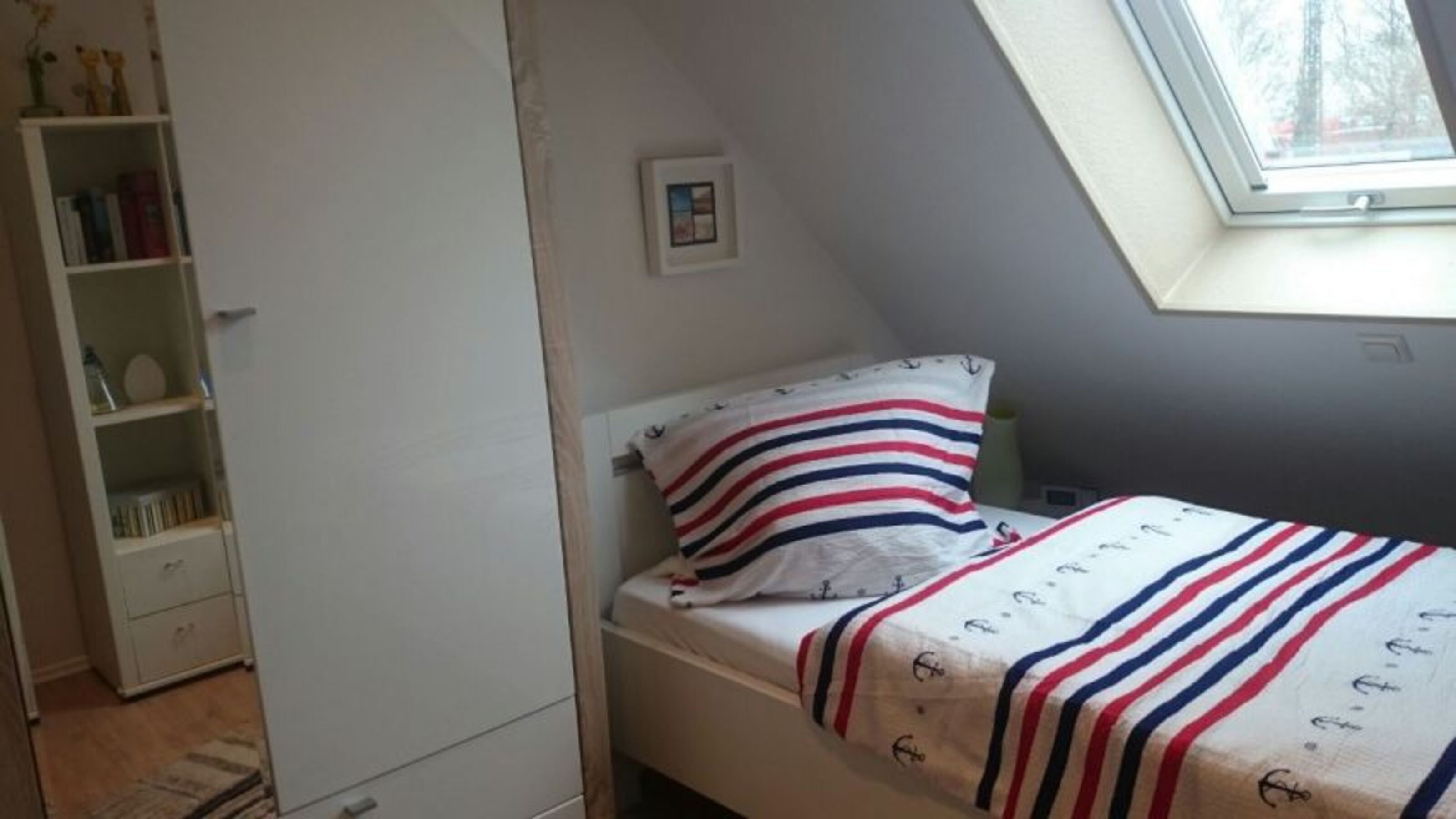 Schlafzimmer im Dachgeschoss mit Einzelbett