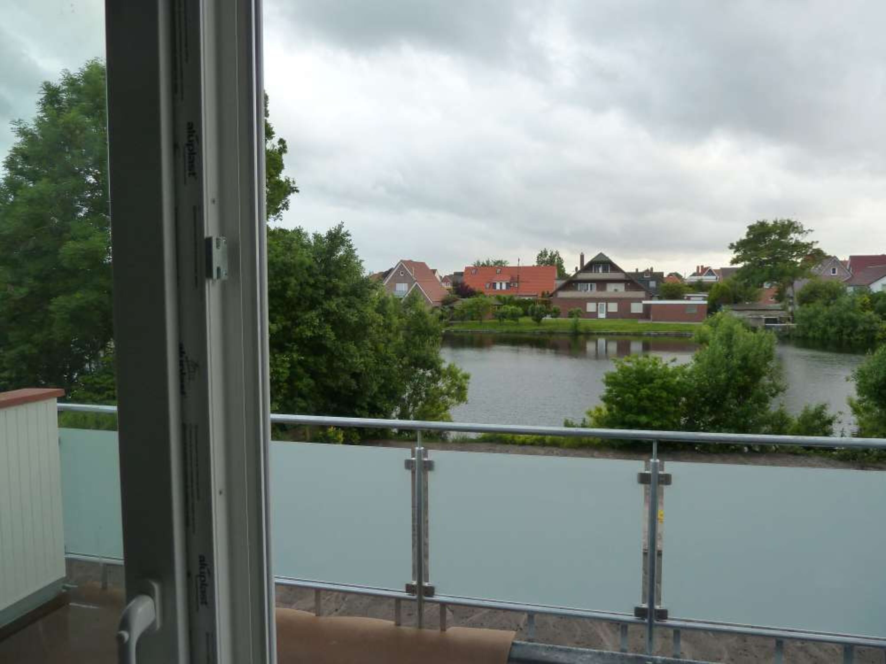Blick vom Balkon auf den See