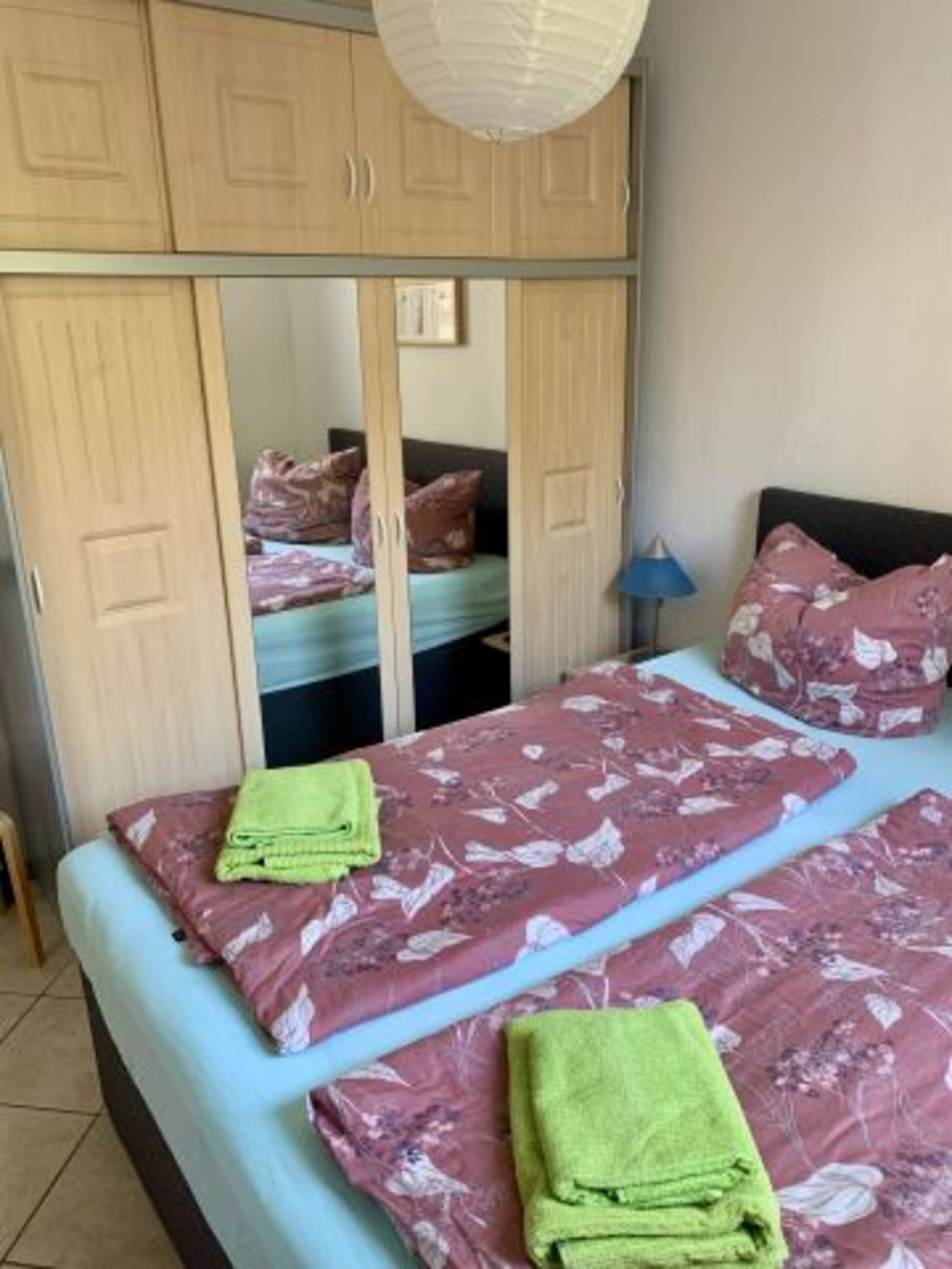 Schlafzimmer mit gr. Kleiderschrank