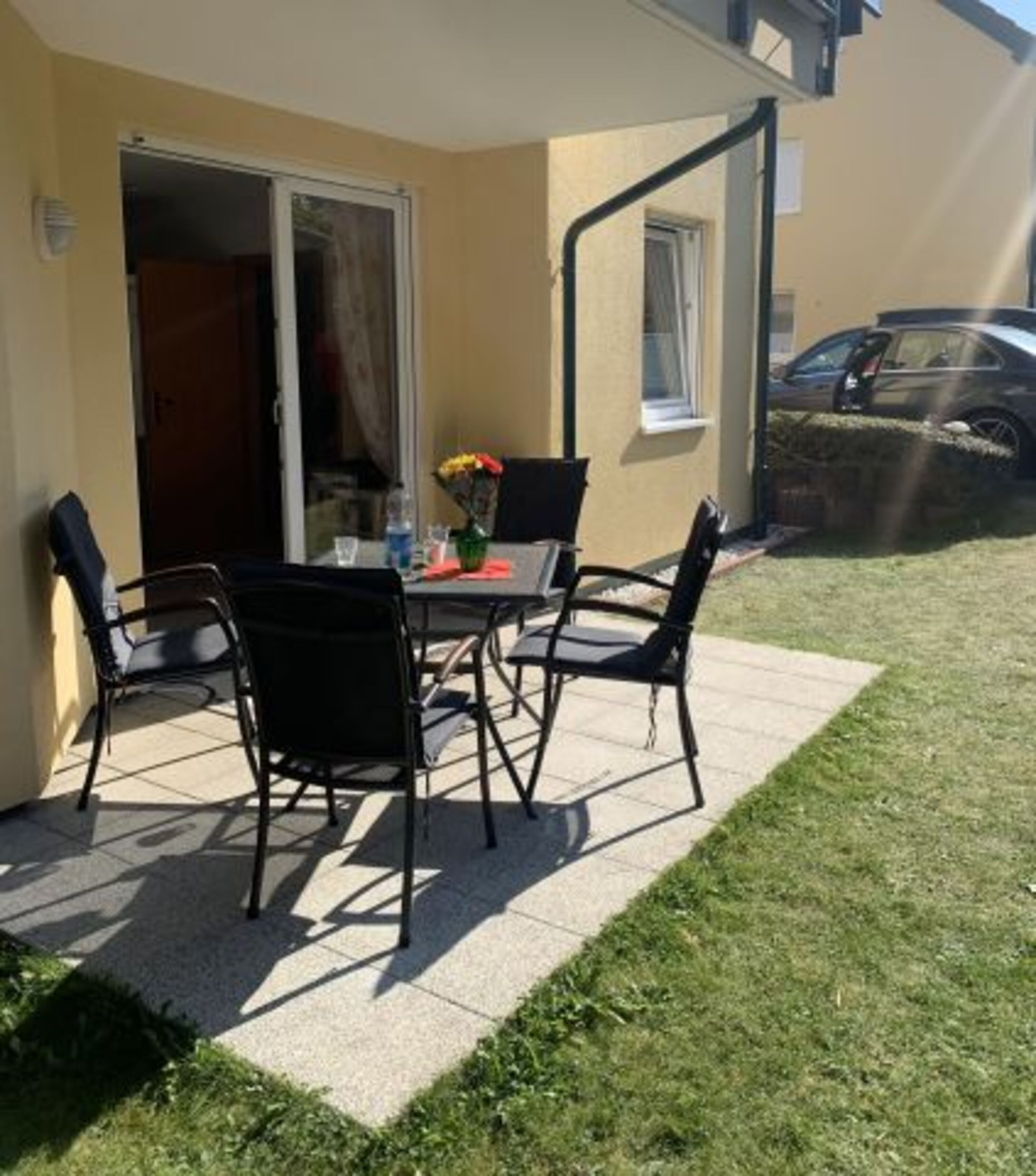 Terrasse mit Parkplatz daneben
