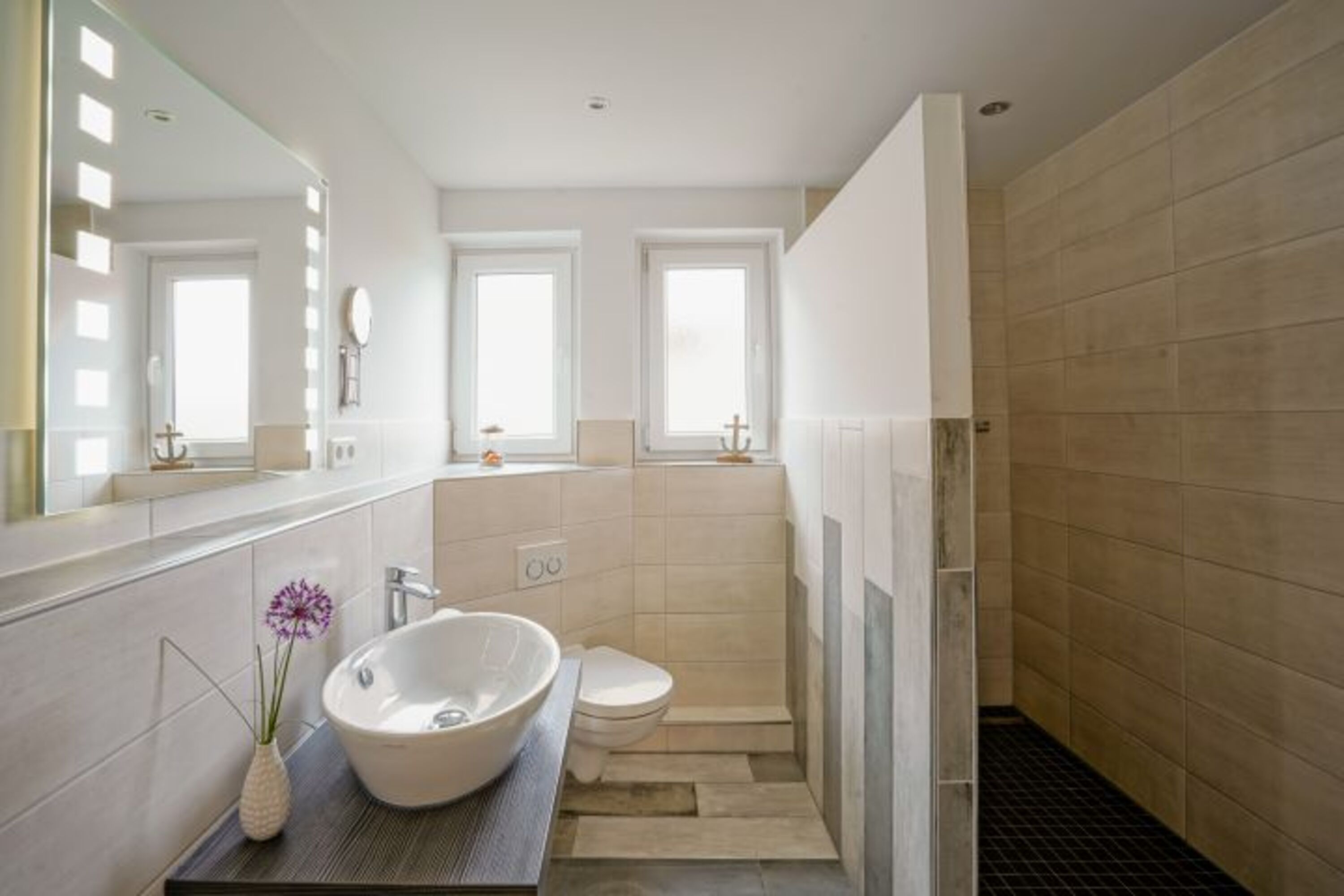Badezimmer mit Dusche und WC