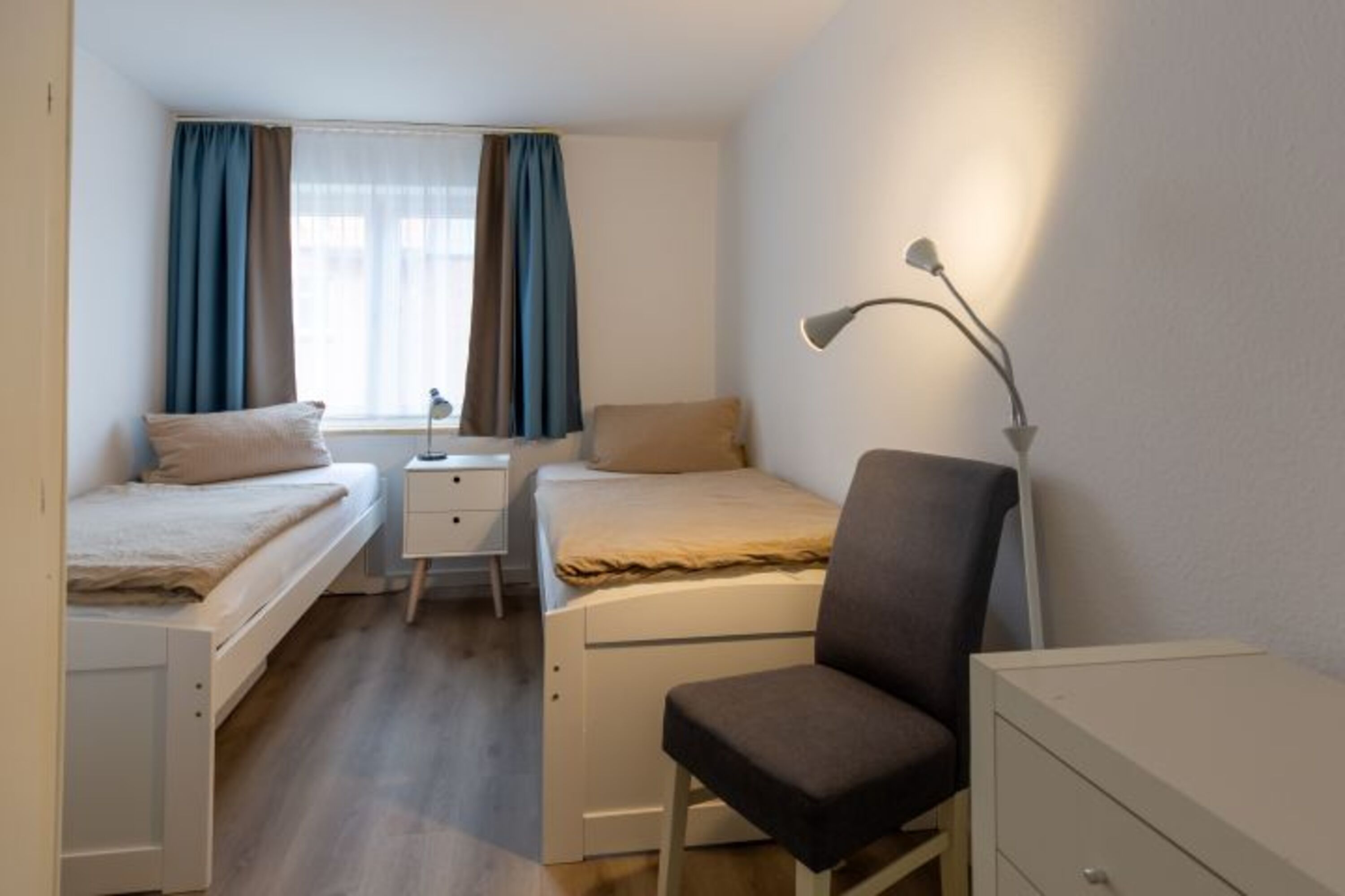 Schlafzimmer mit zwei Einzelbetten