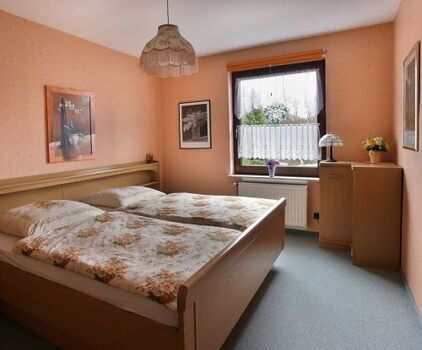 Schlafzimmer mit Doppelbett