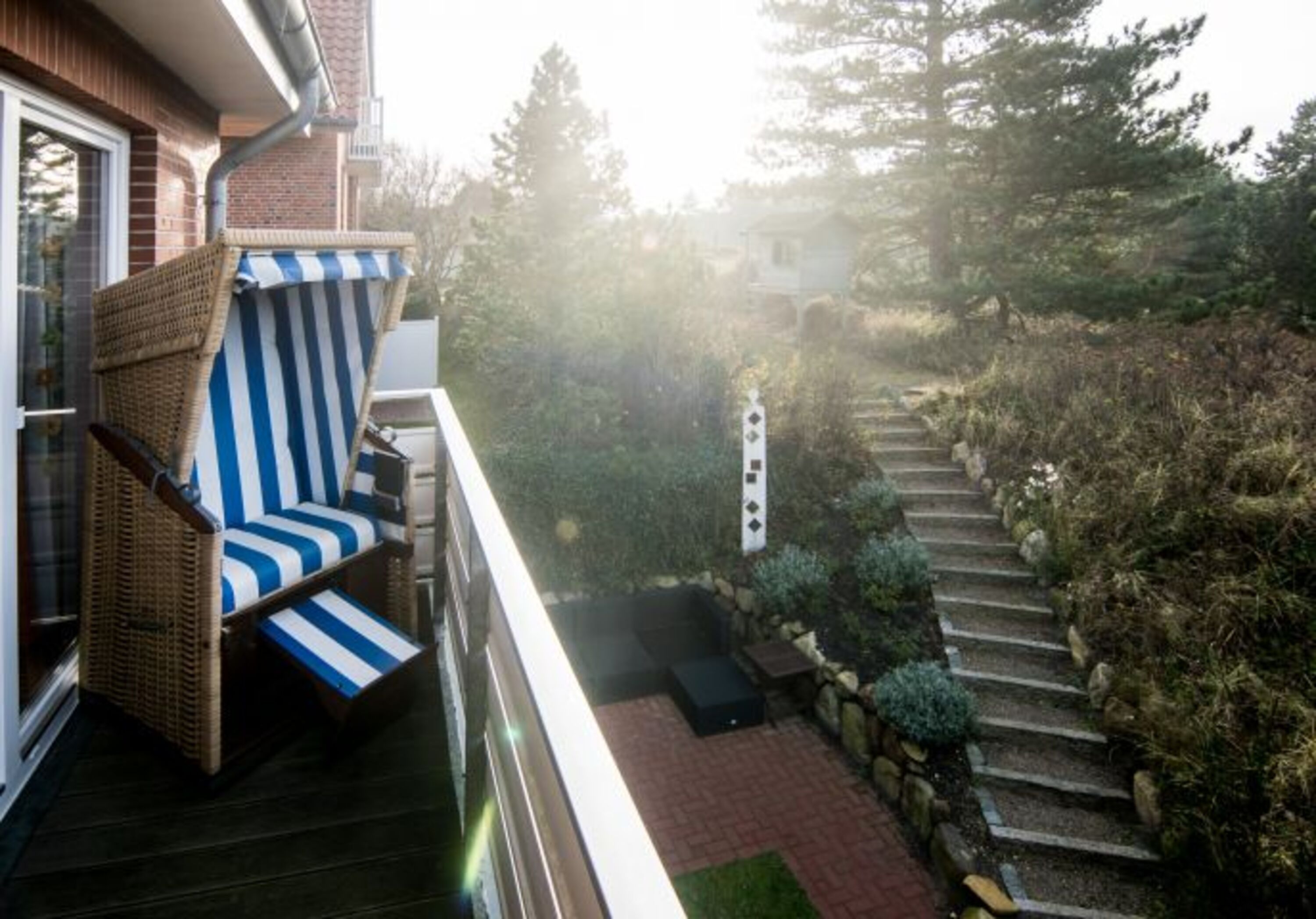 Balkon mit Strandkorb mit Blick i.d. Dünengarten 