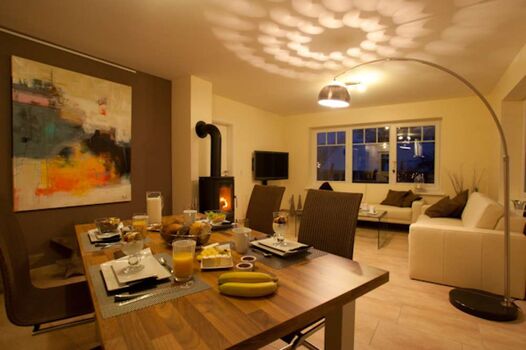 Wohnzimmer mit Kamin