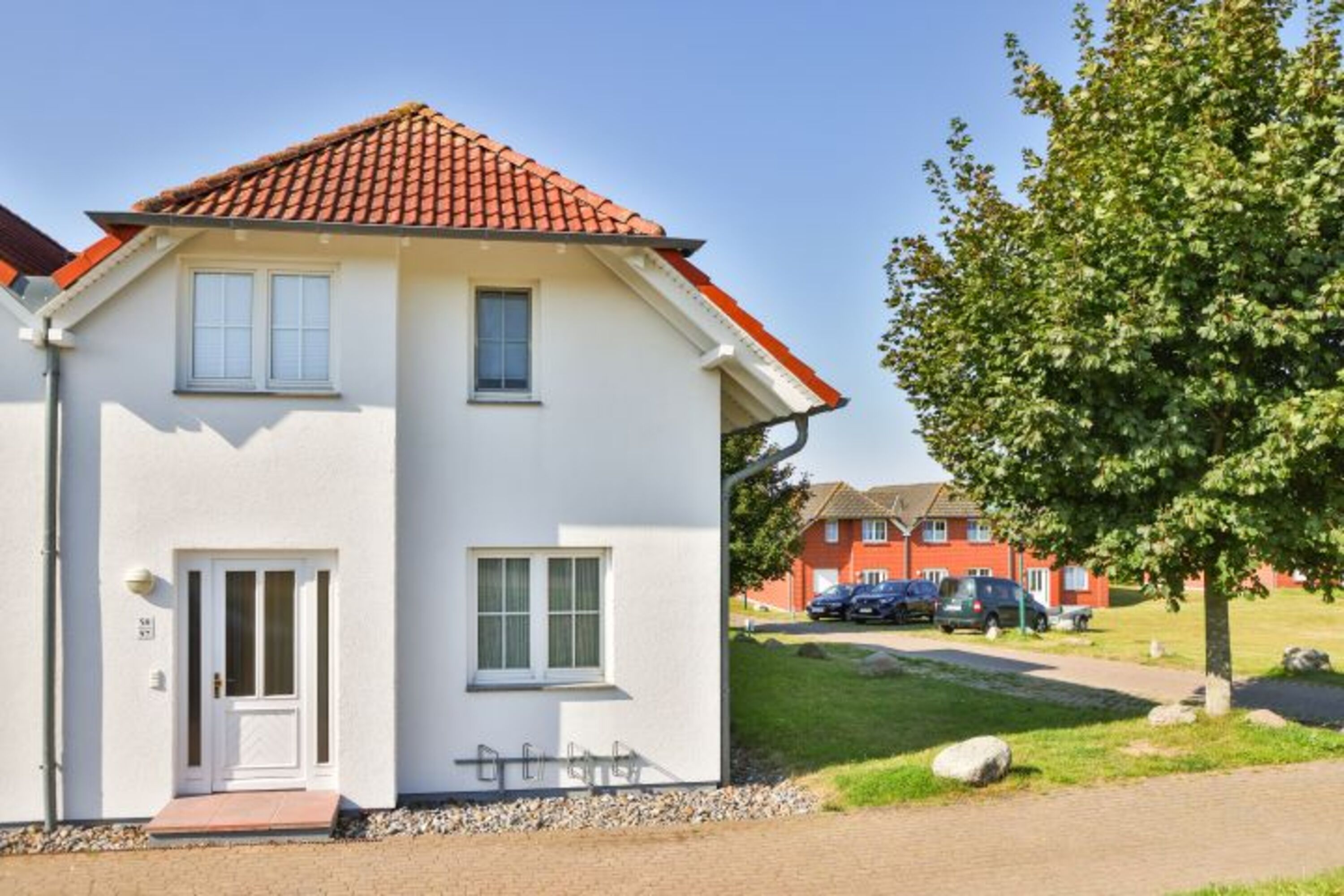 Aussenansicht mit PKW-Stellplatz