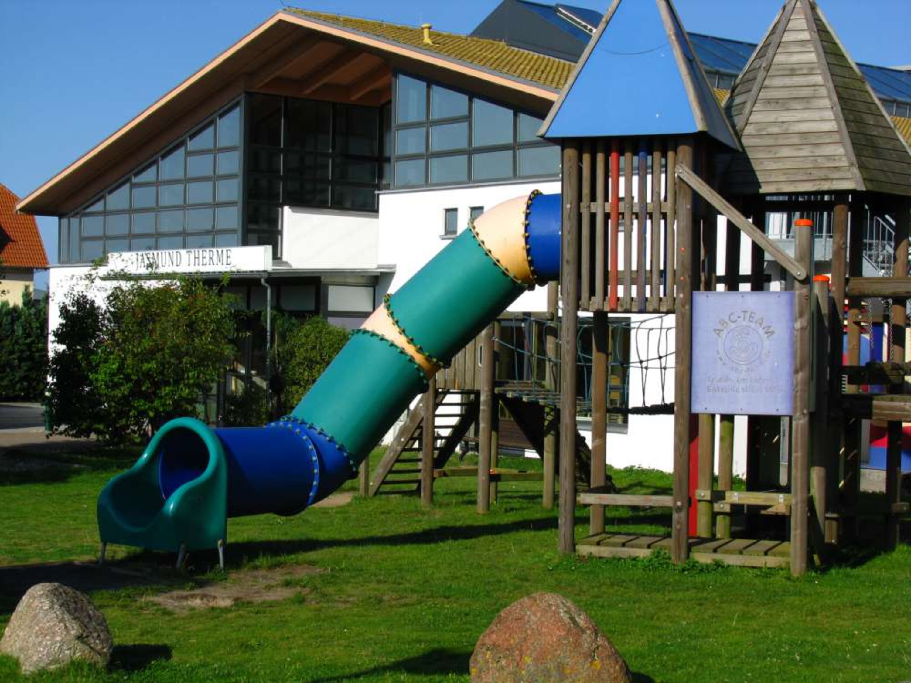 Dirtekte Umgebung des Objekts - Erlebnisbad SPLASH mit Kinderspielplatz