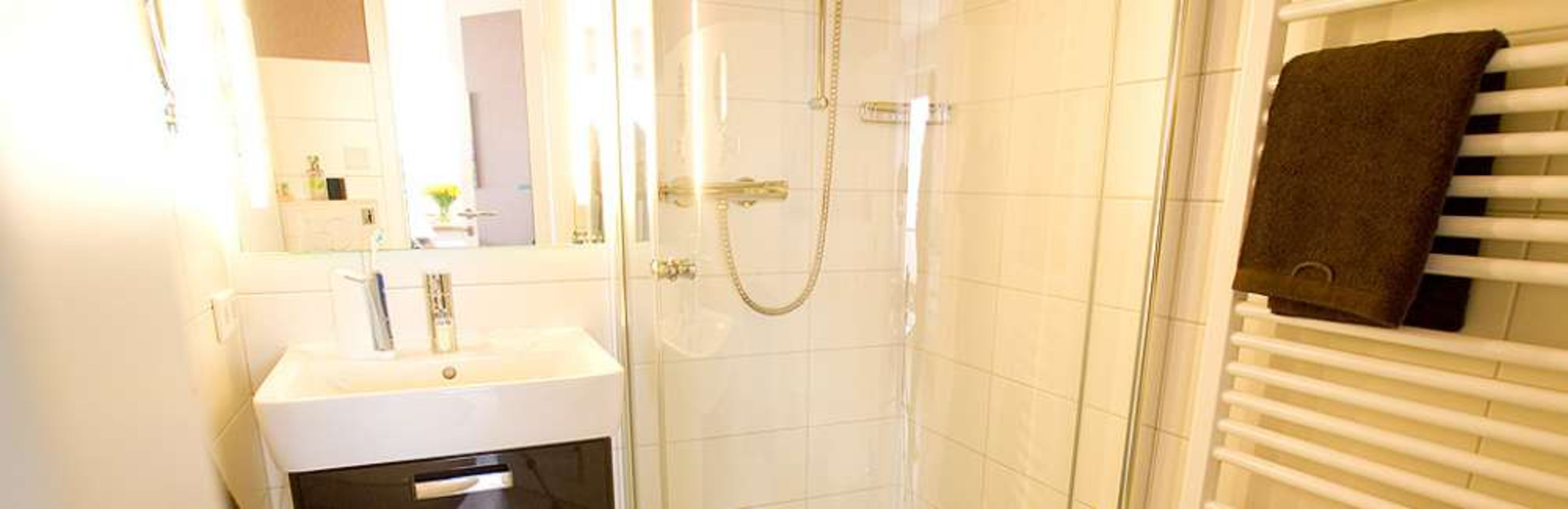 Modernes Waschbecken im Badezimmer