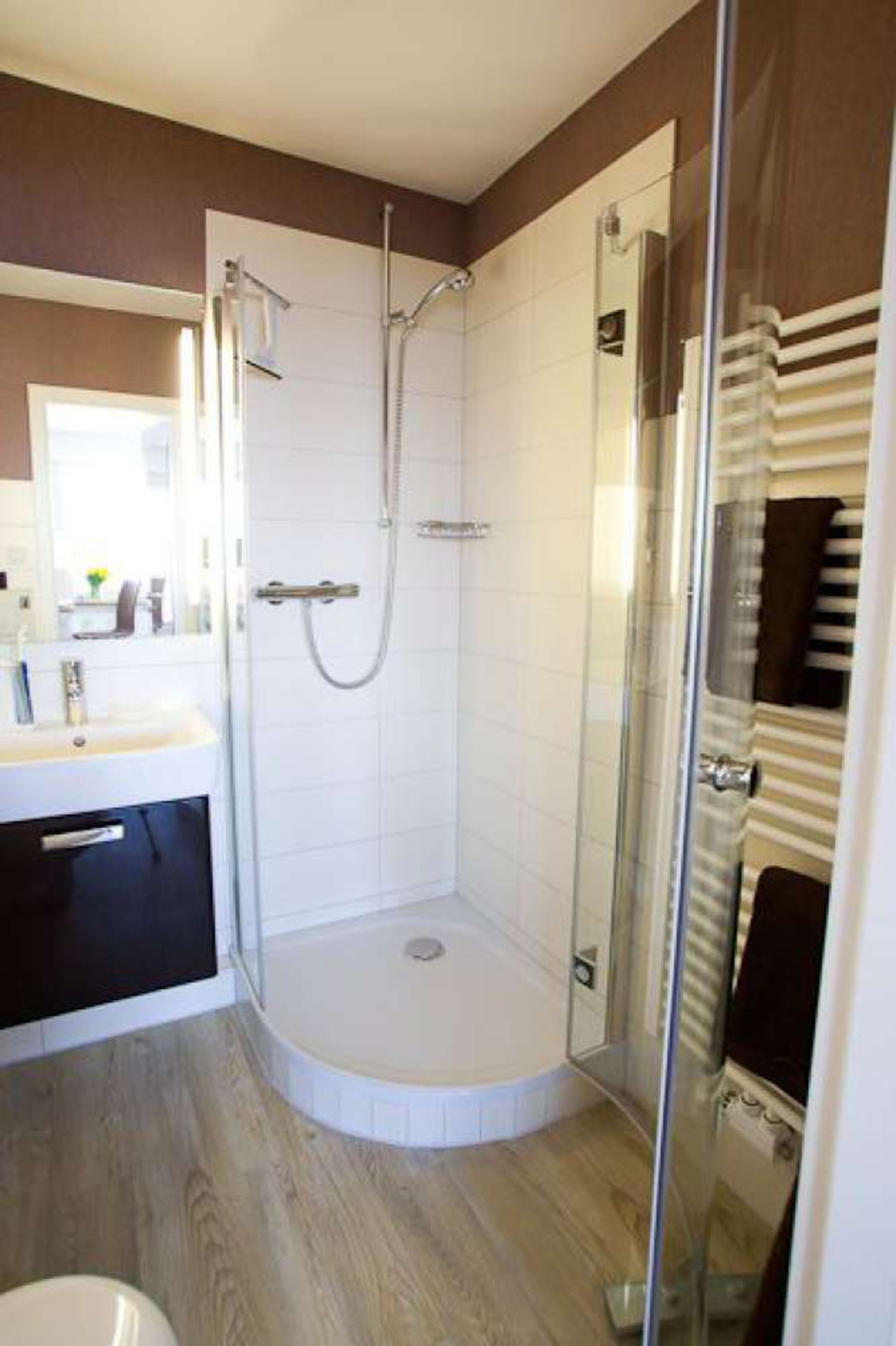 Modernes Bad mit Dusche