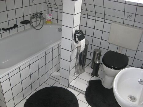 Badezimmer mit Dusche und Badewanne.