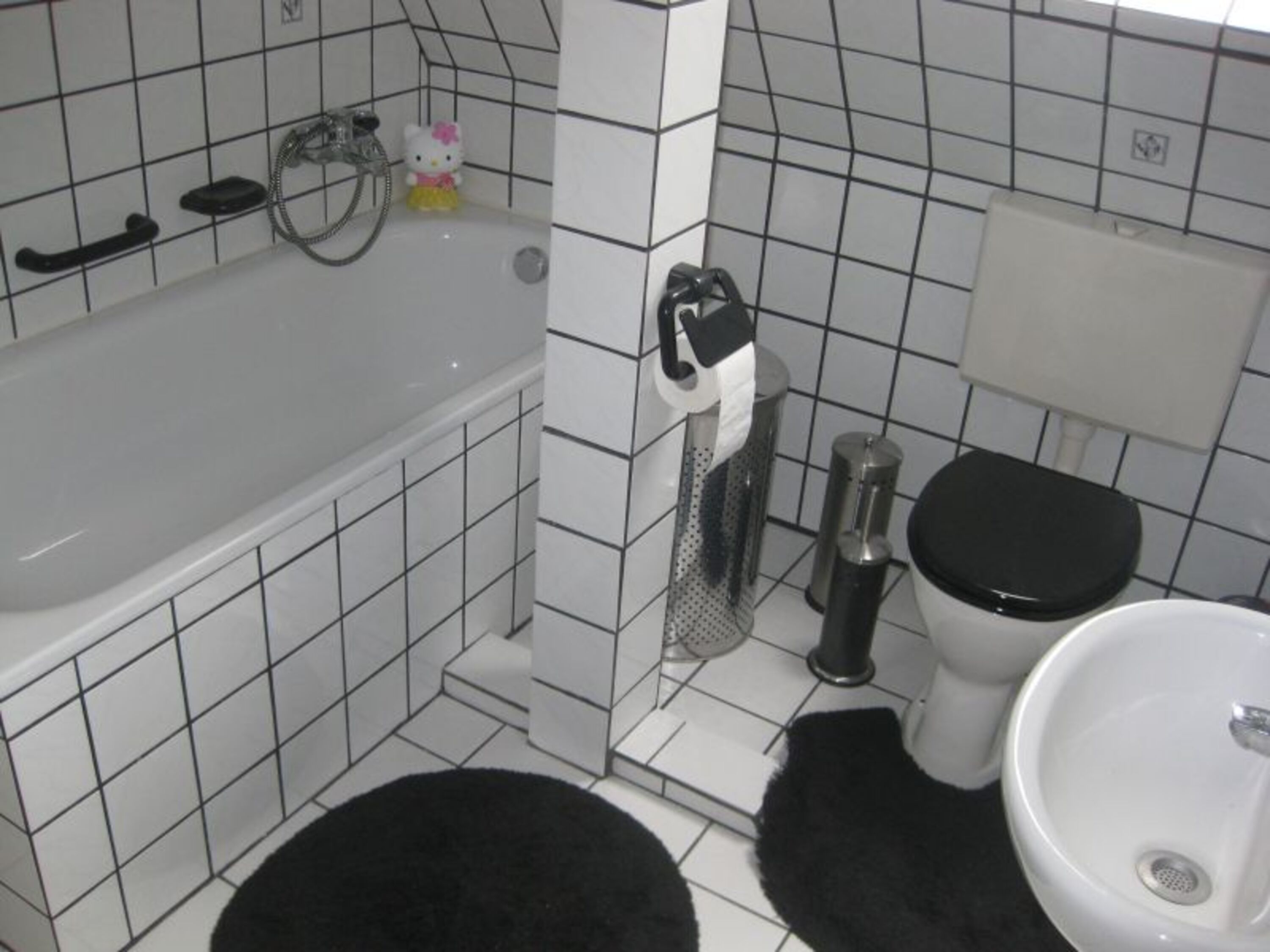 Badezimmer mit Dusche und Badewanne.