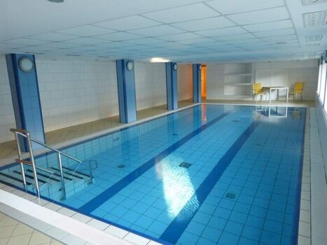 Schwimmbad und Sauna im Haus