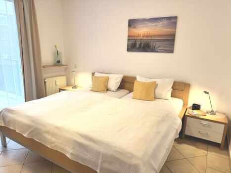 Schlafzimmer mit Doppelbett 2,00m x 2,00 m
