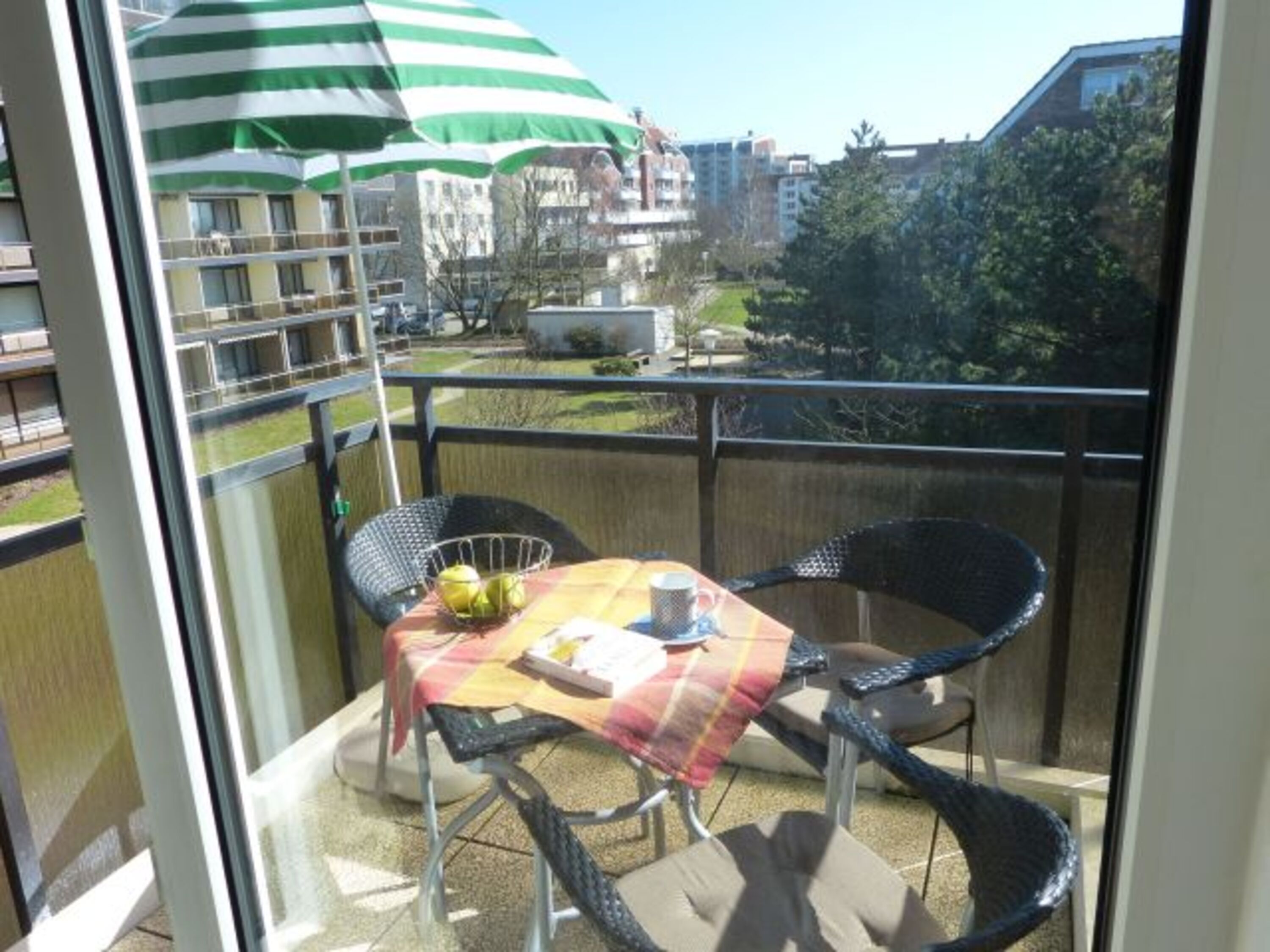 Balkon für das Frühstück in der Morgensonne