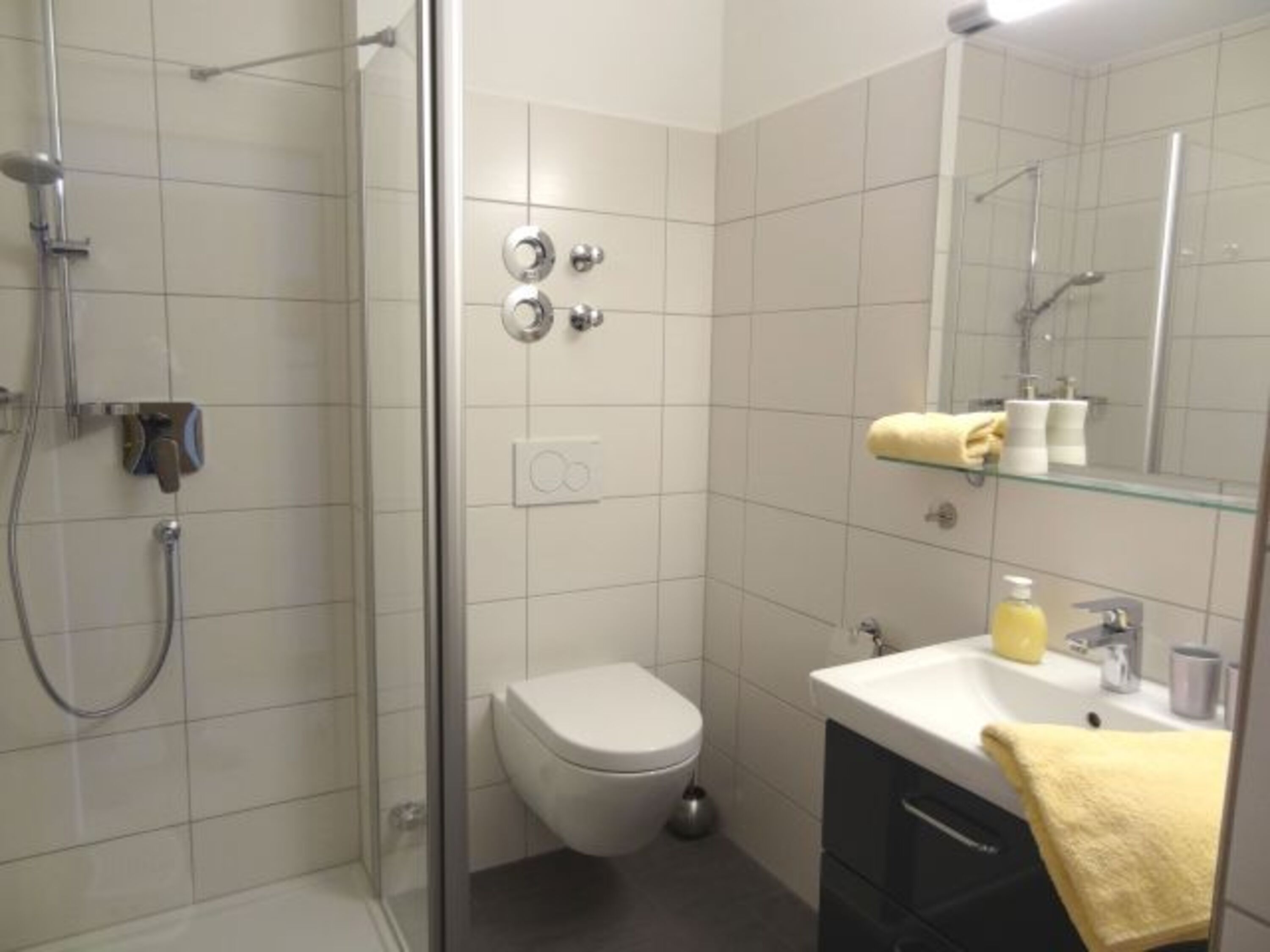 geräumiges neues Bad mit Dusche