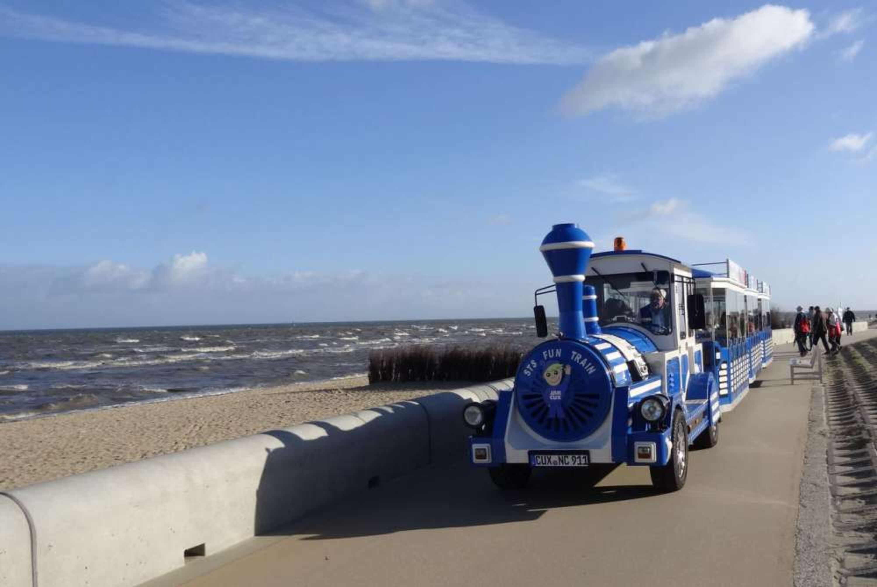 Der Fun-Train fährt am Strand entlang