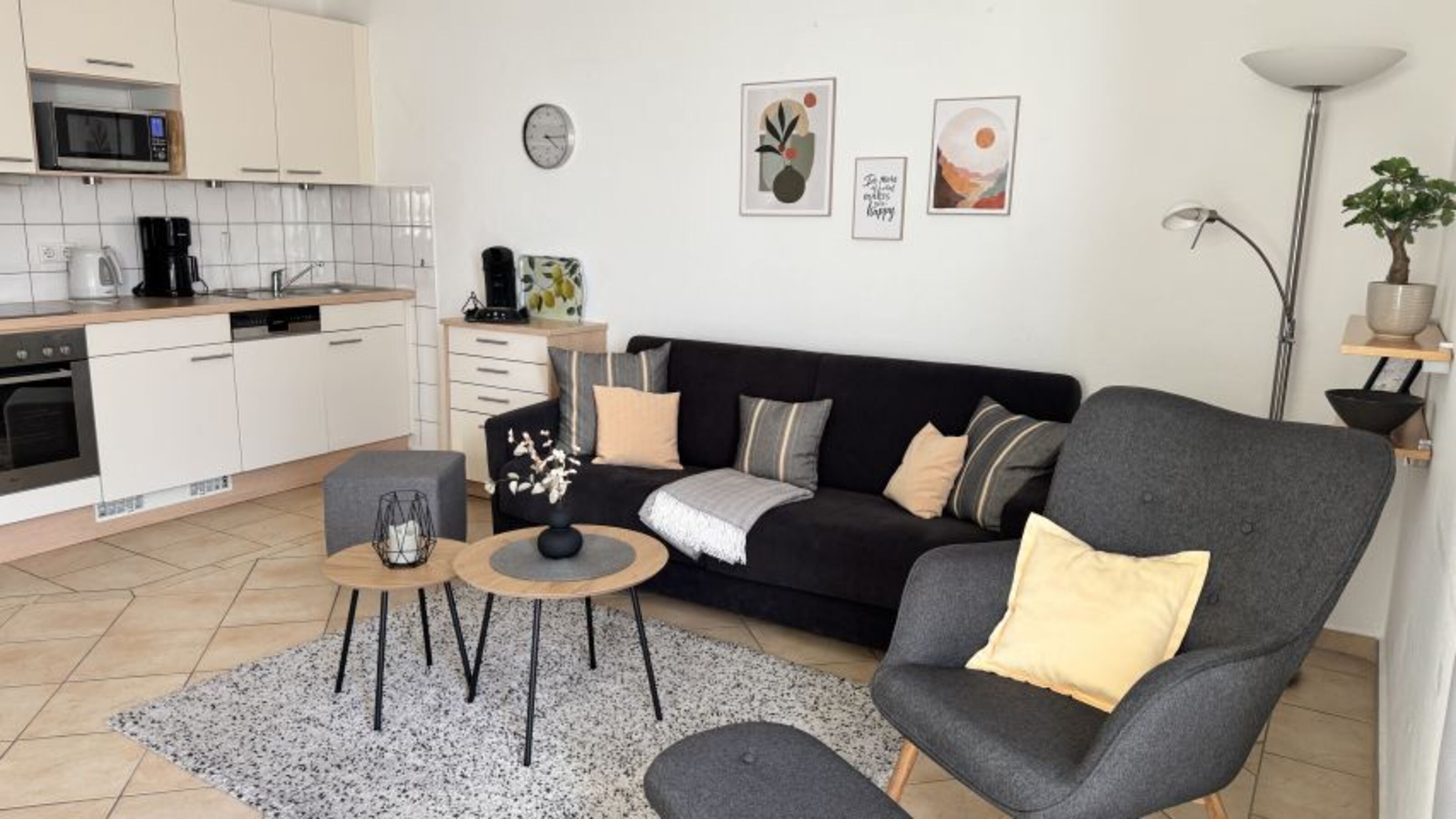 Wohnzimmer mit Küchenzeile u. Schlafsofa