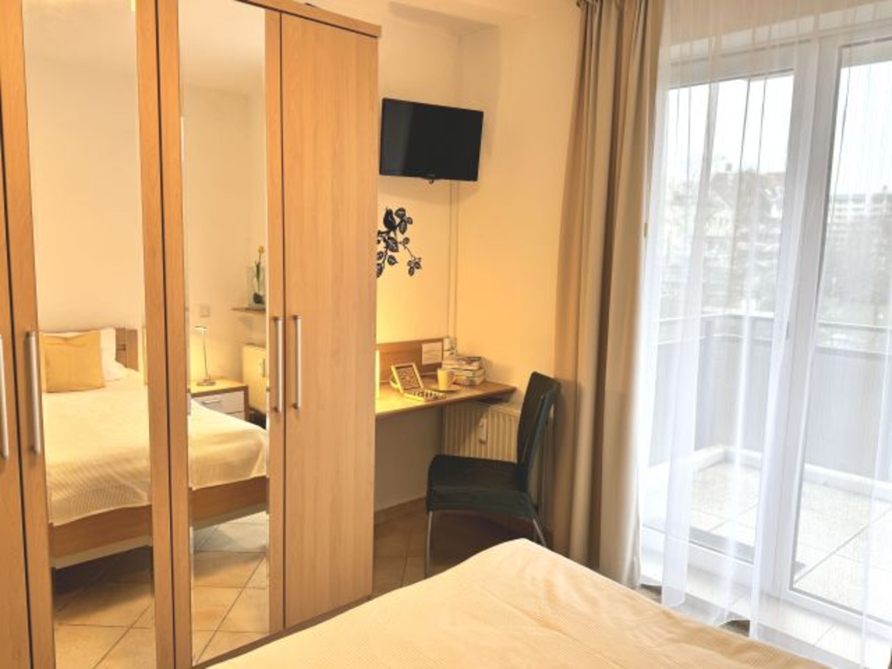 Schreibplatz und TV im Schlafzimmer