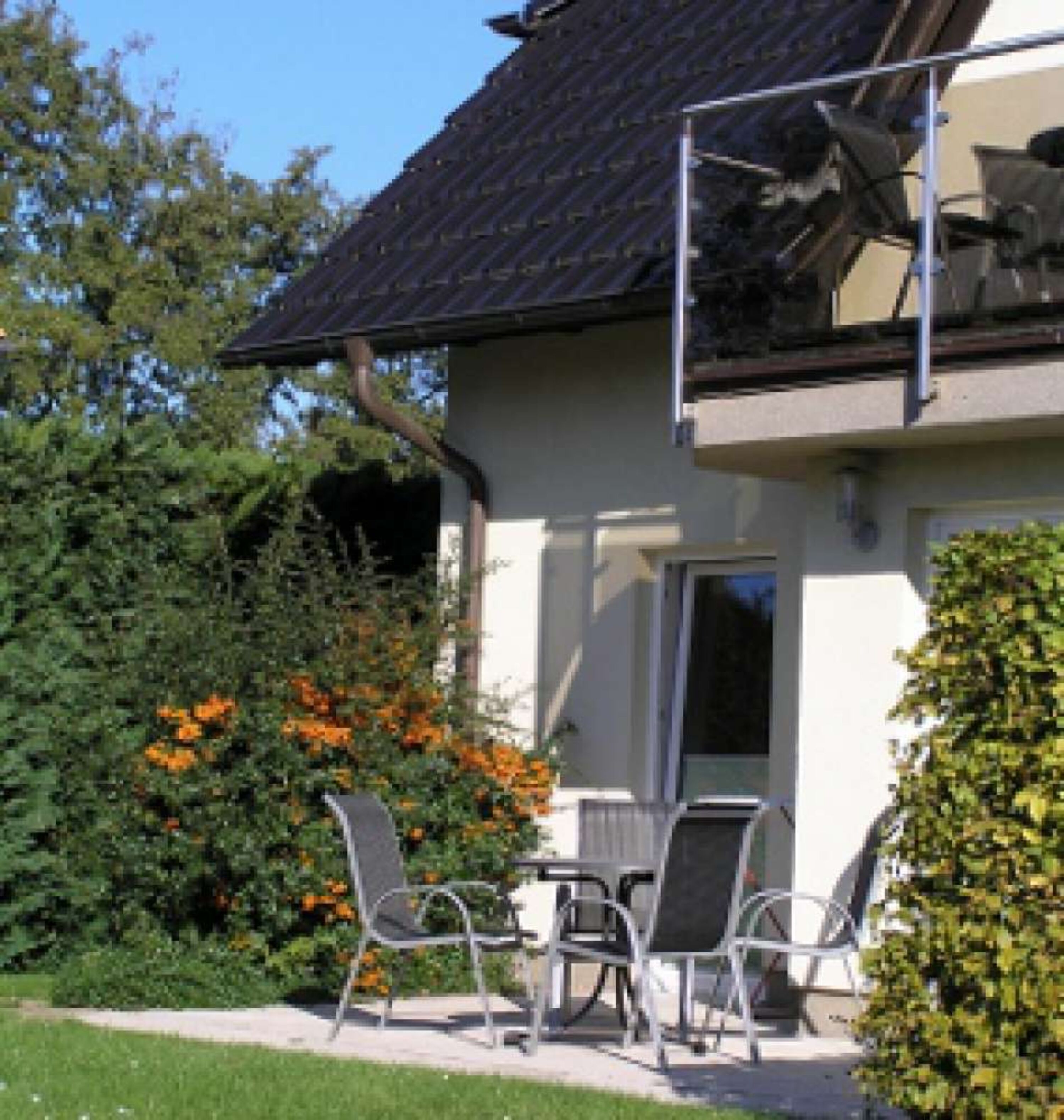 Terrasse mit Gartenmöbel ( Südausrichtung)
