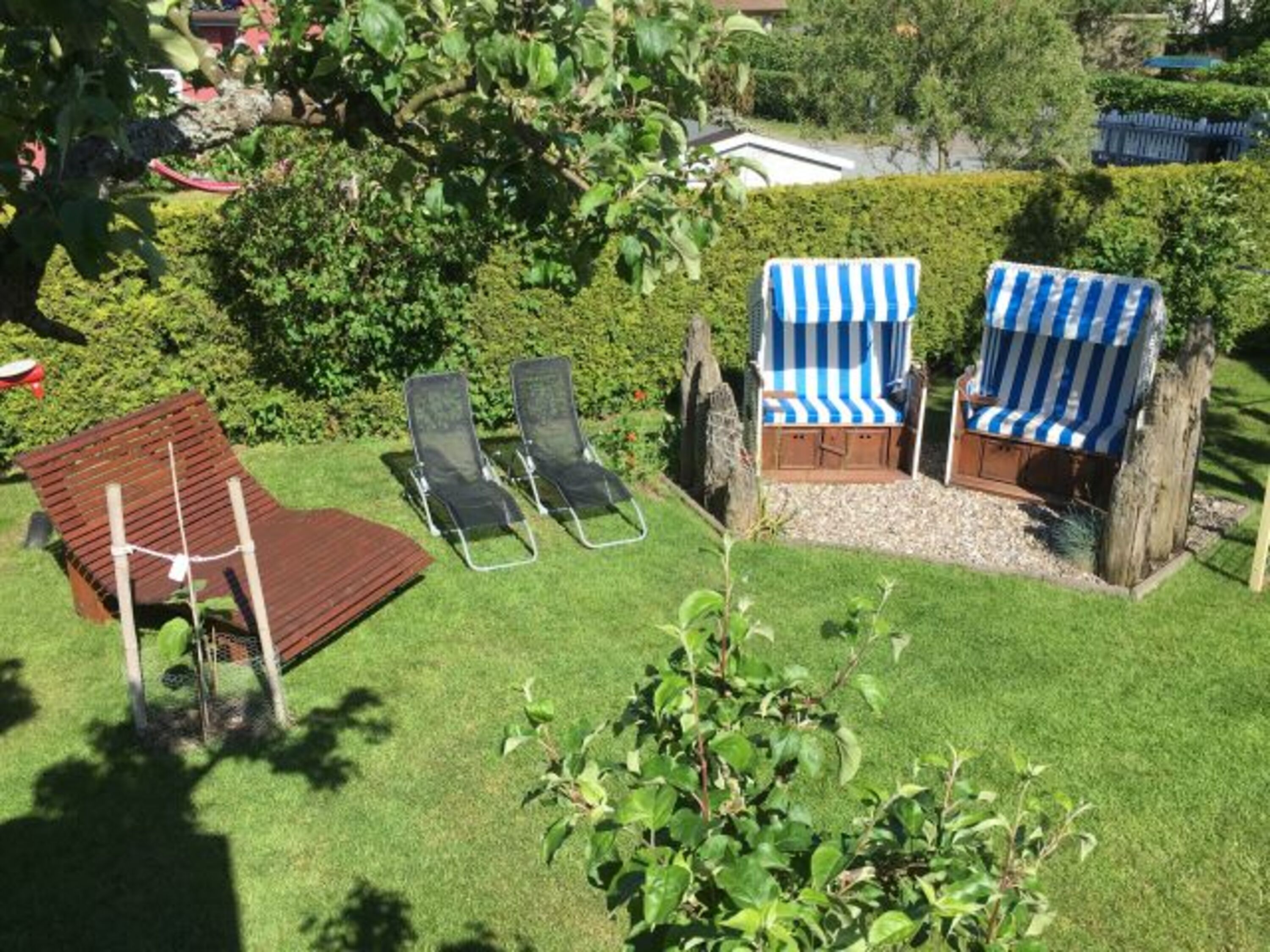 Sonnenliegen und Strandkörbe