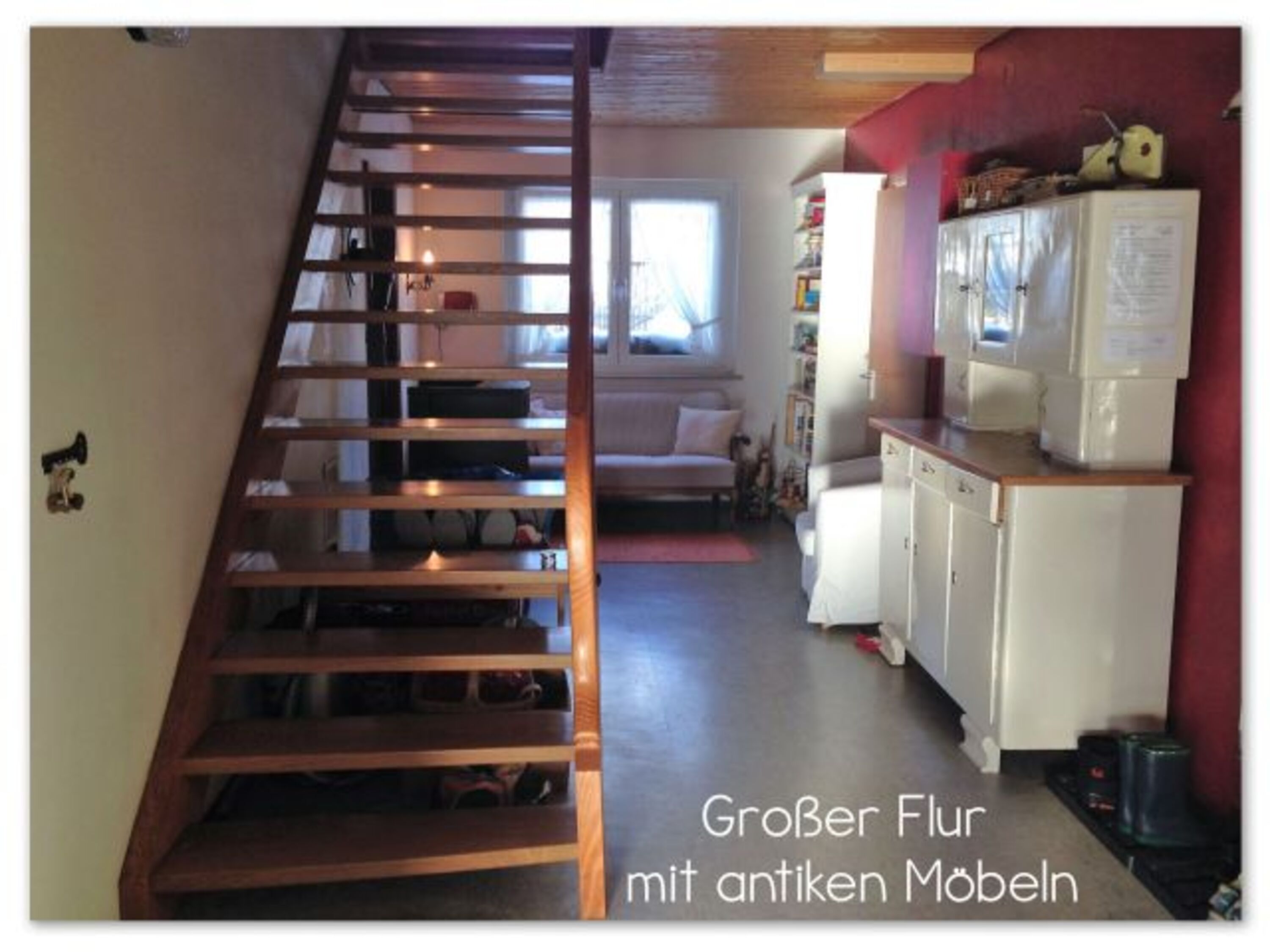 Offene Räumlichkeiten mit breiter Treppe
