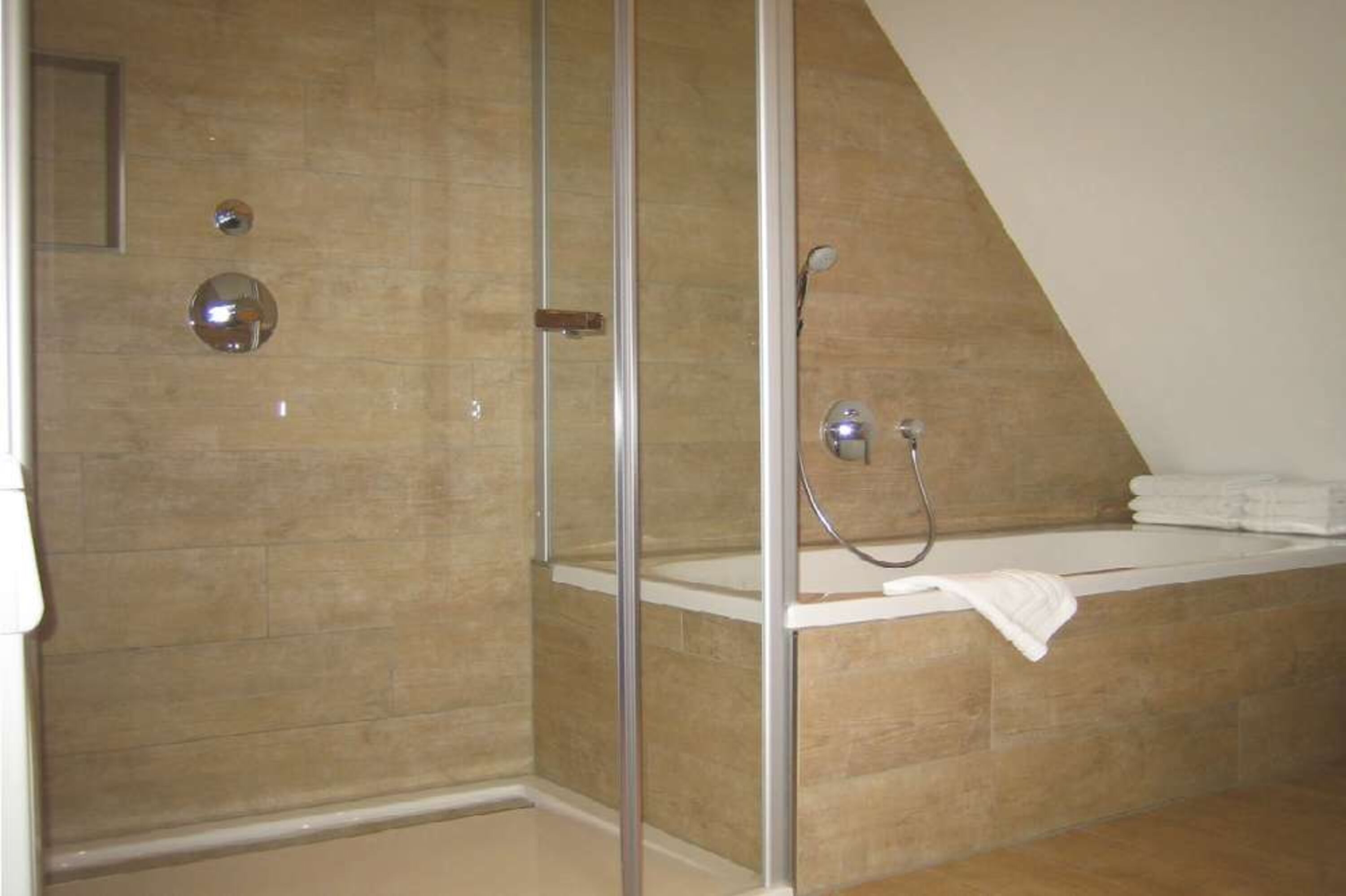 Wellnessbad mit Dusche, Wanne, Fußbodenheizung und Waschmaschine