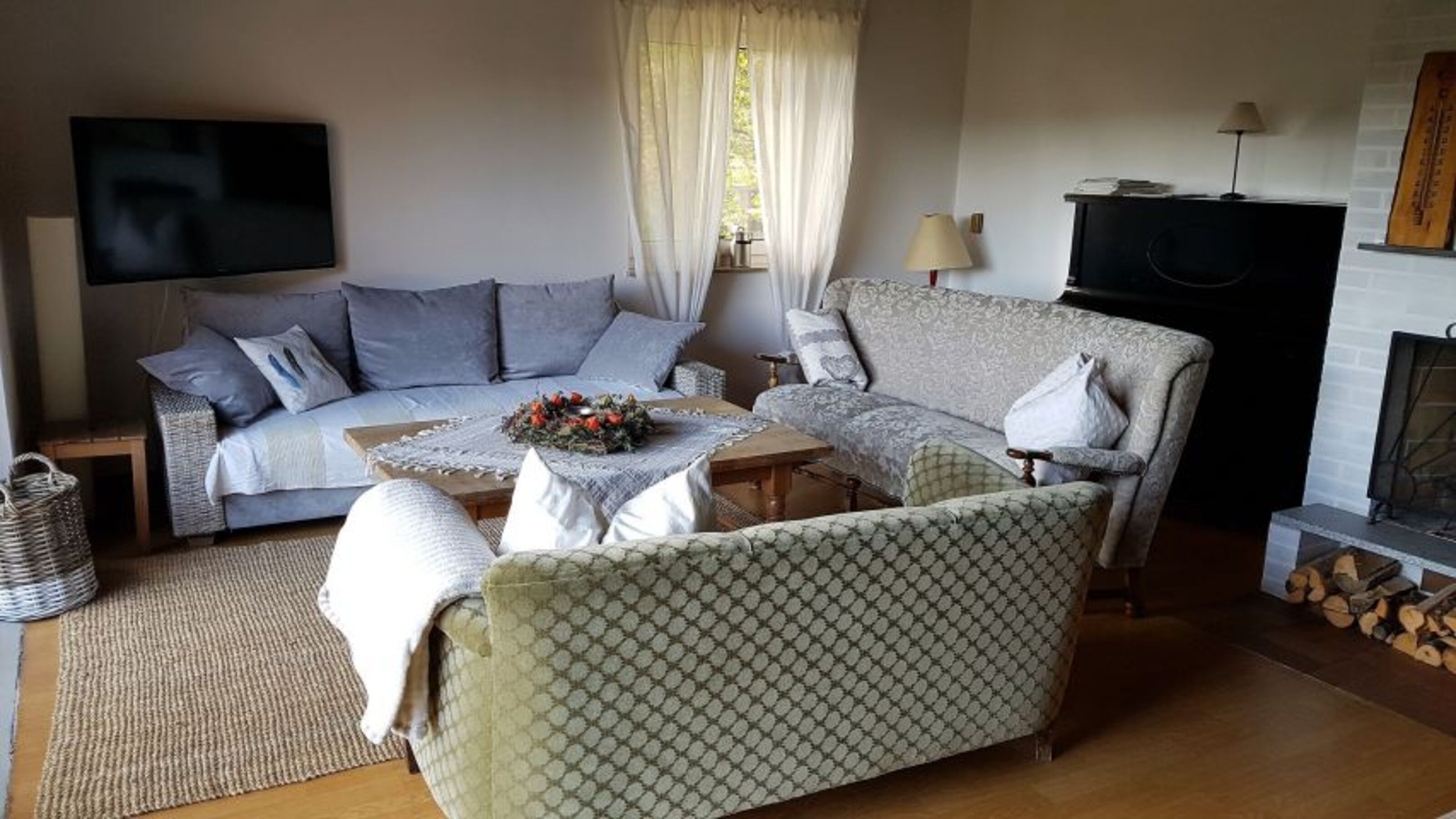 Wohnzimmer mit antiquen Sofas, Schlafsofa (160x200) und Klavier