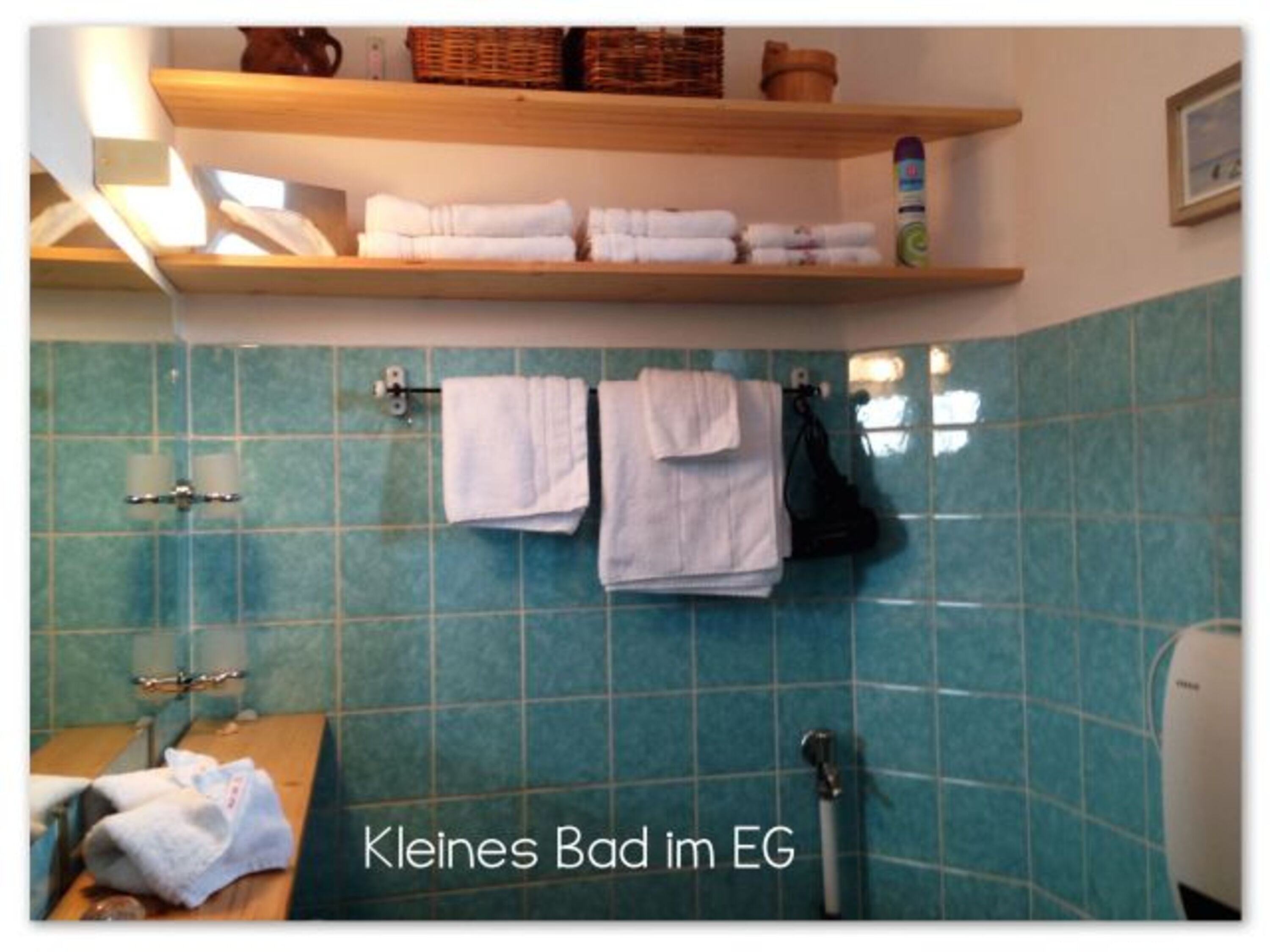 kl. Bad mit Dusche, Handtücher, Kosmetikspiegel...