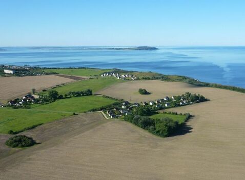 eine Luftaufnahme vom Dranske Hof mit Sicht auf Hiddensee