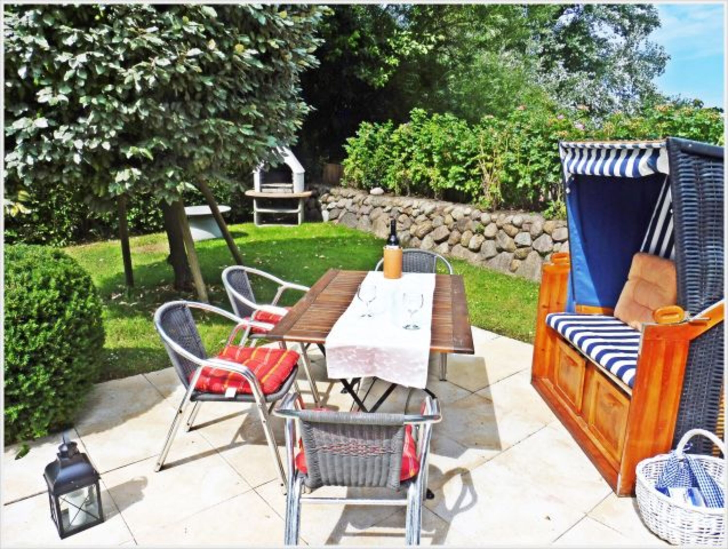 Terrasse mit Sitzecke und Grill