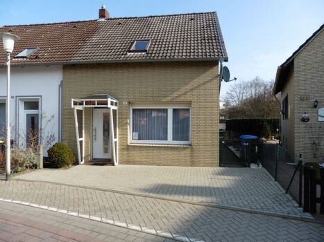 Vorderansicht Haus / Stellplatz
