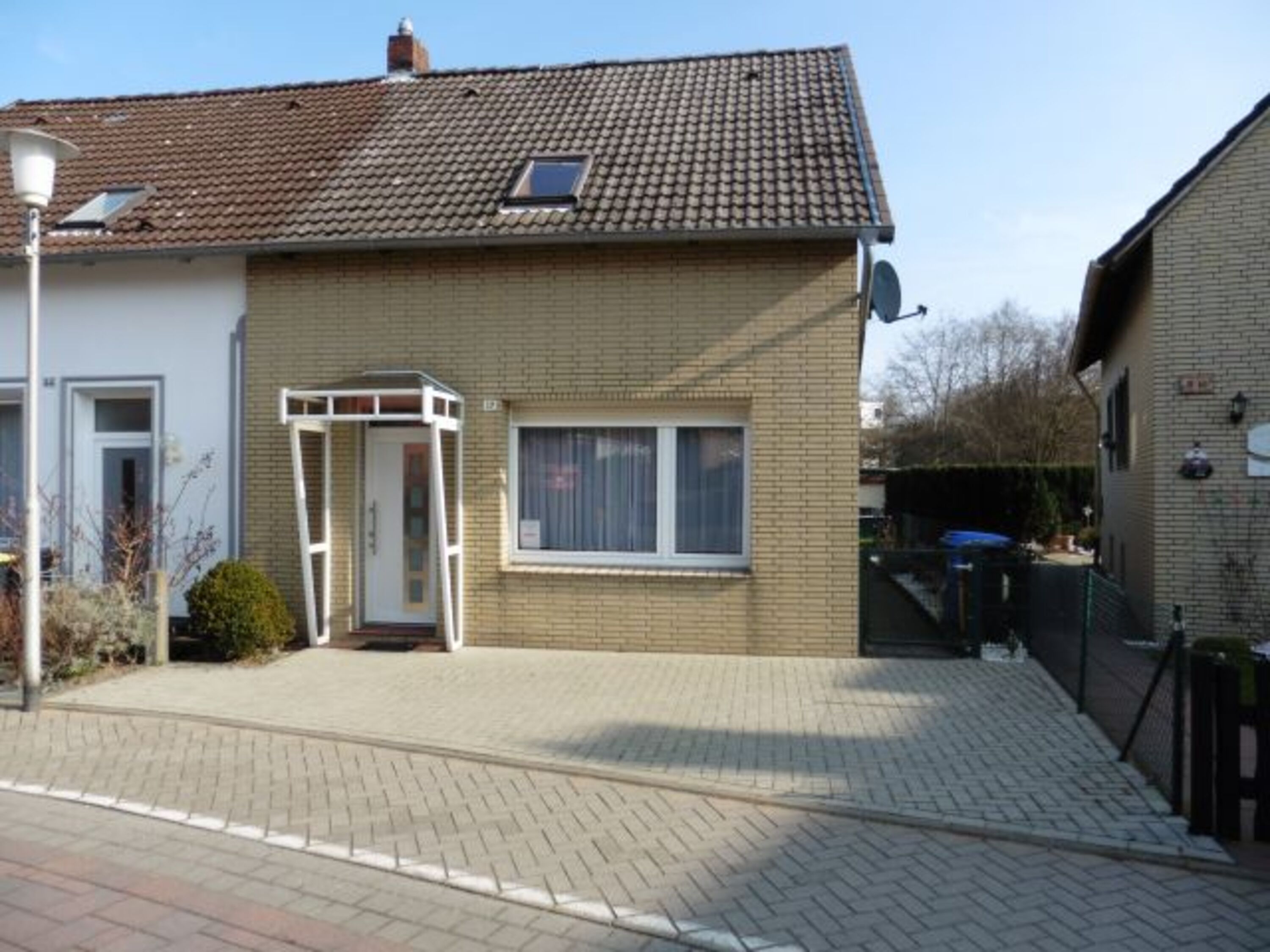 Vorderansicht Haus / Stellplatz