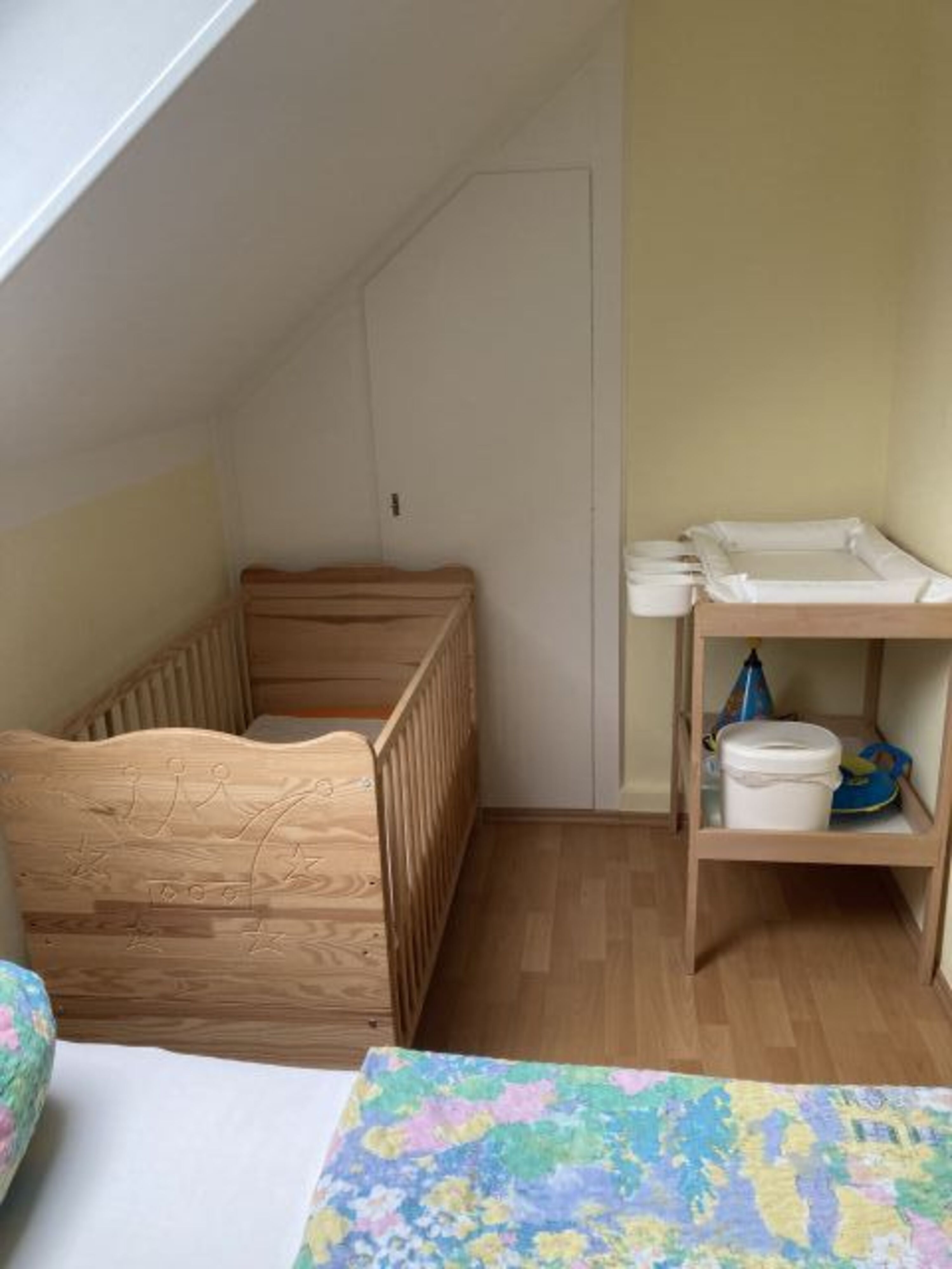 2. Schlafzimmer OG / Babybett und Wickelkommode