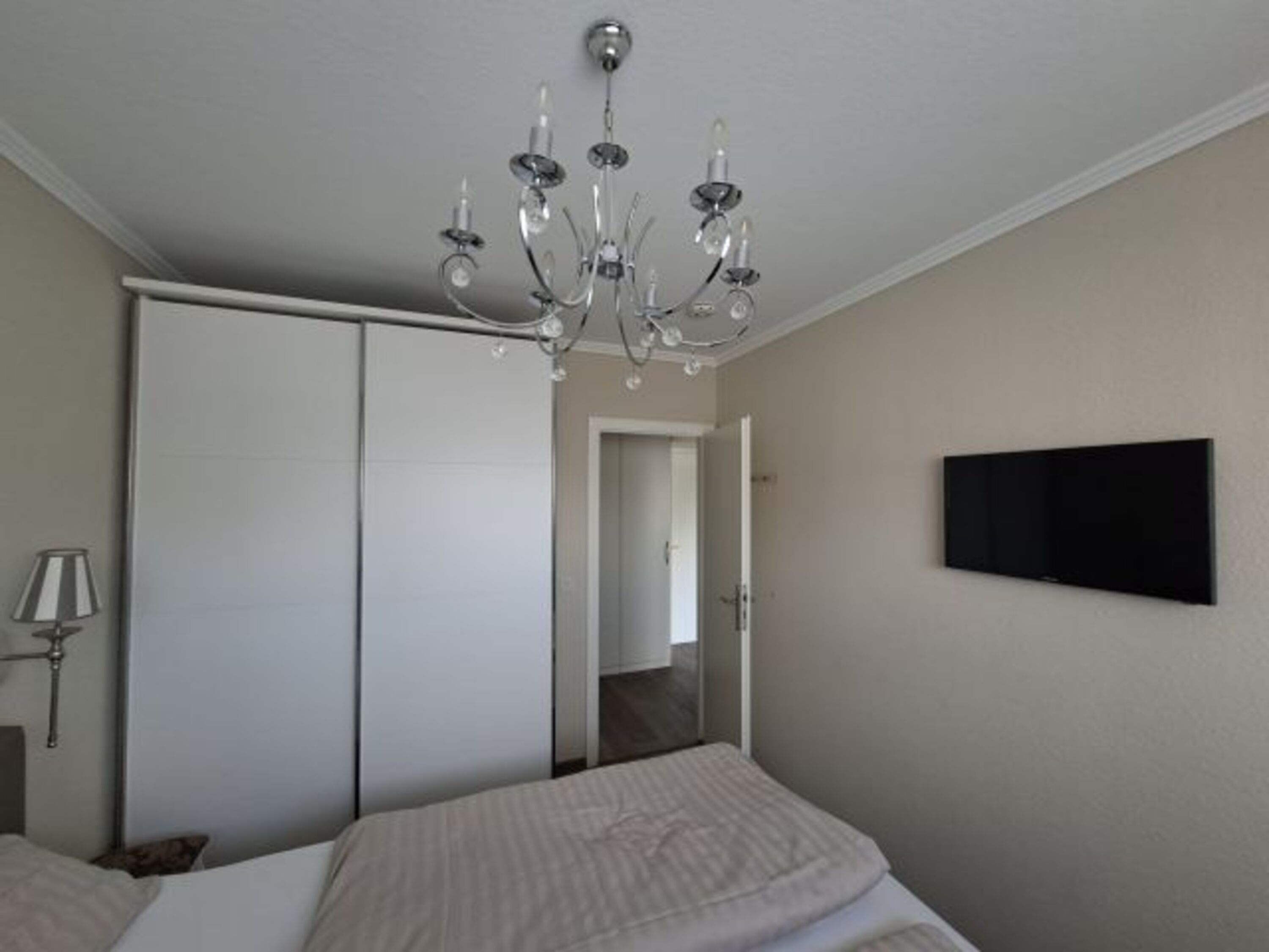 Schlafzimmer mit Schrank und Fernseher