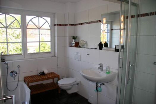 Das Bad mit Dusche und Badewanne