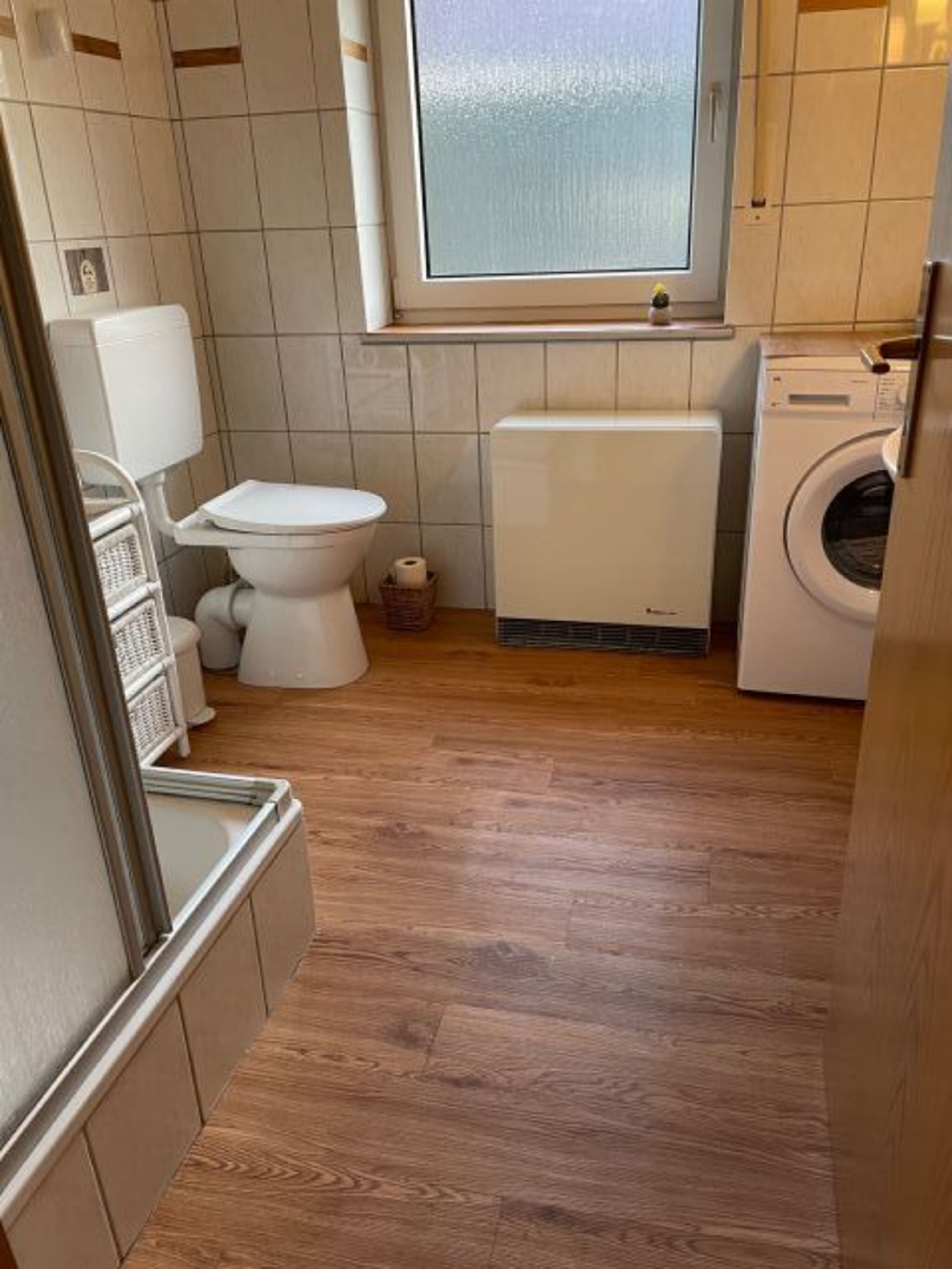 Bad mit Dusche / WC / Waschmaschine