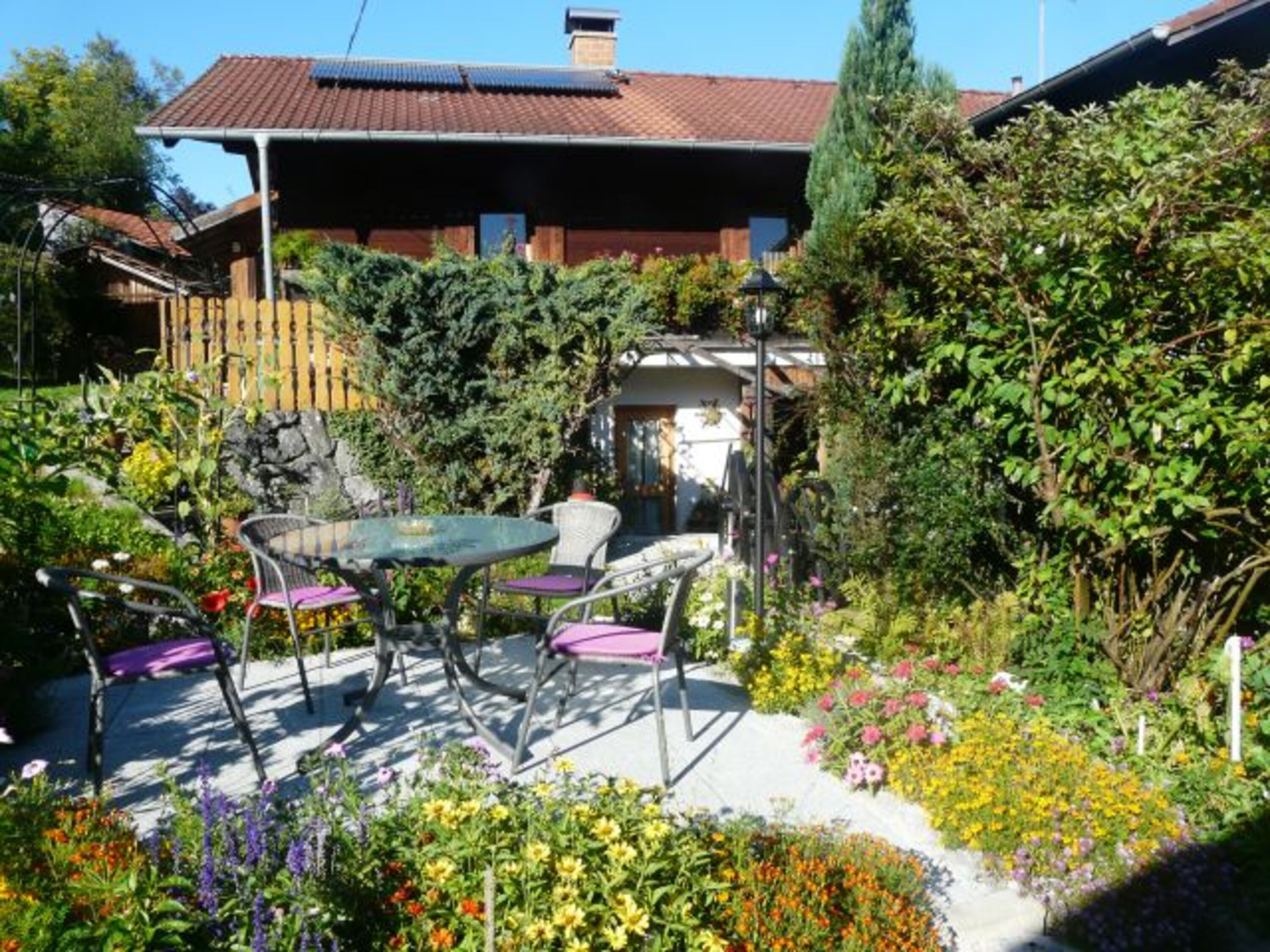 Blick über Terrasse zum Zimmer
