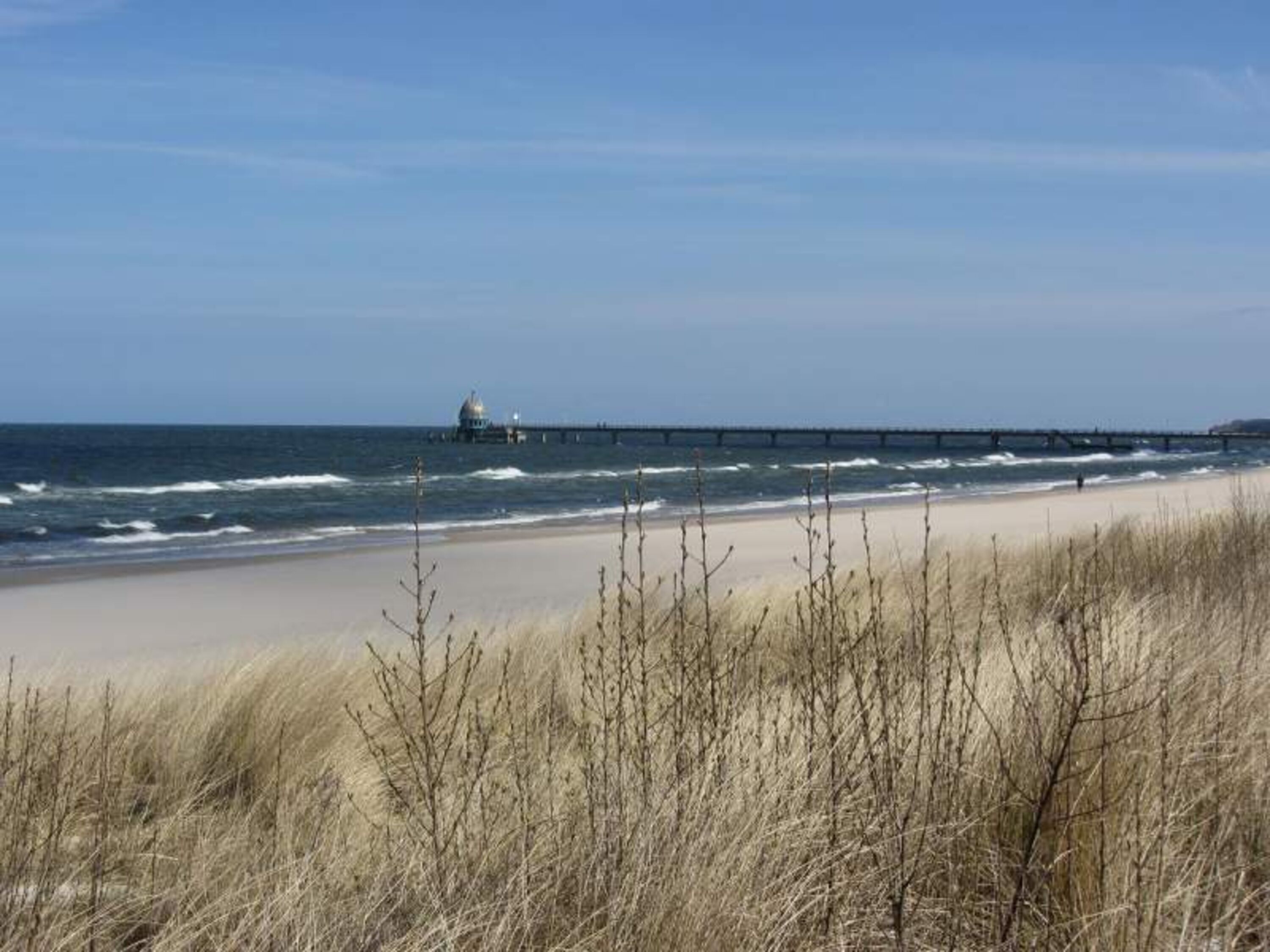 Strand mit Seebrück im Frühling