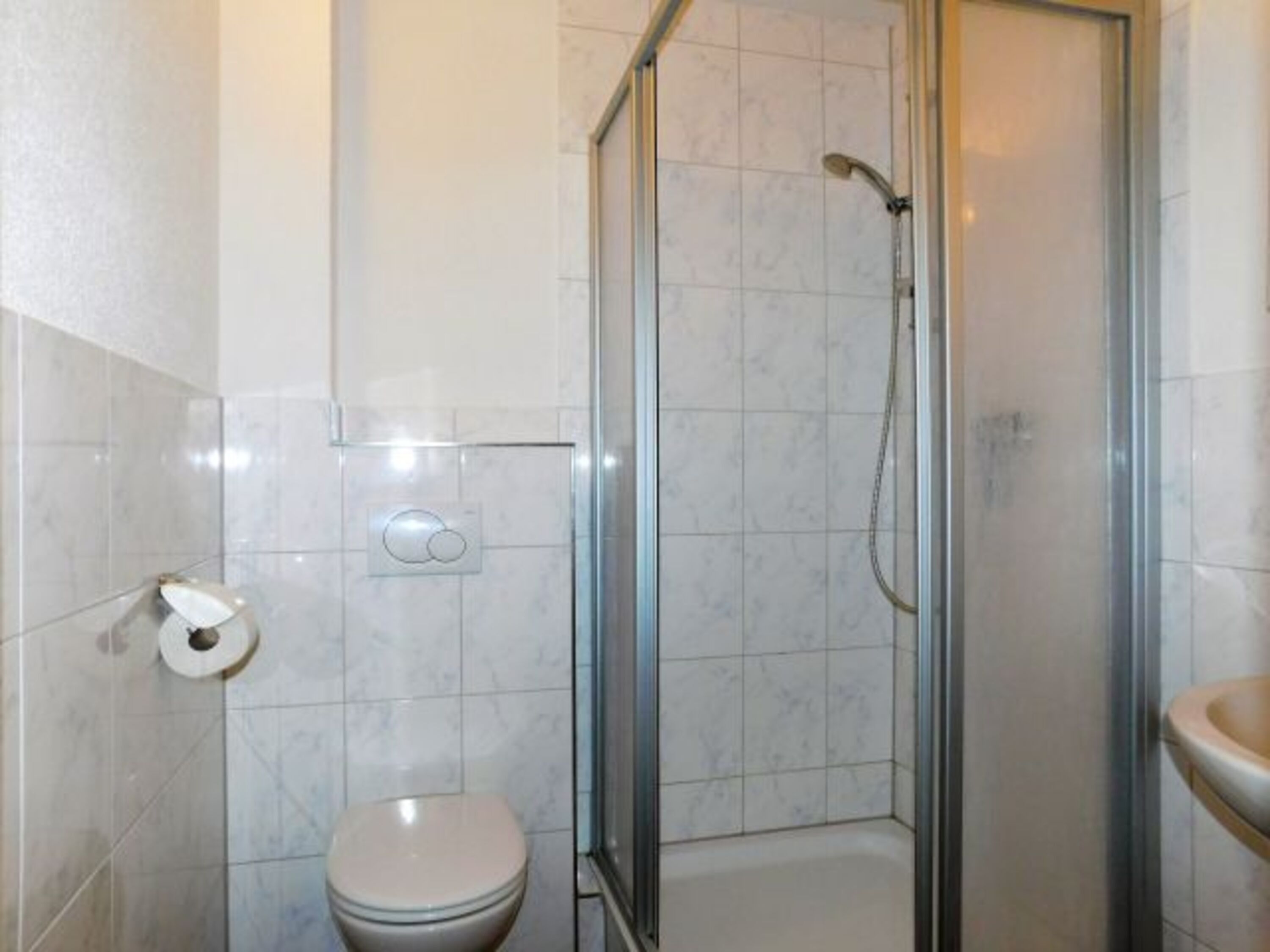 Bad mit Dusche, Waschbecken, WC HP rechts