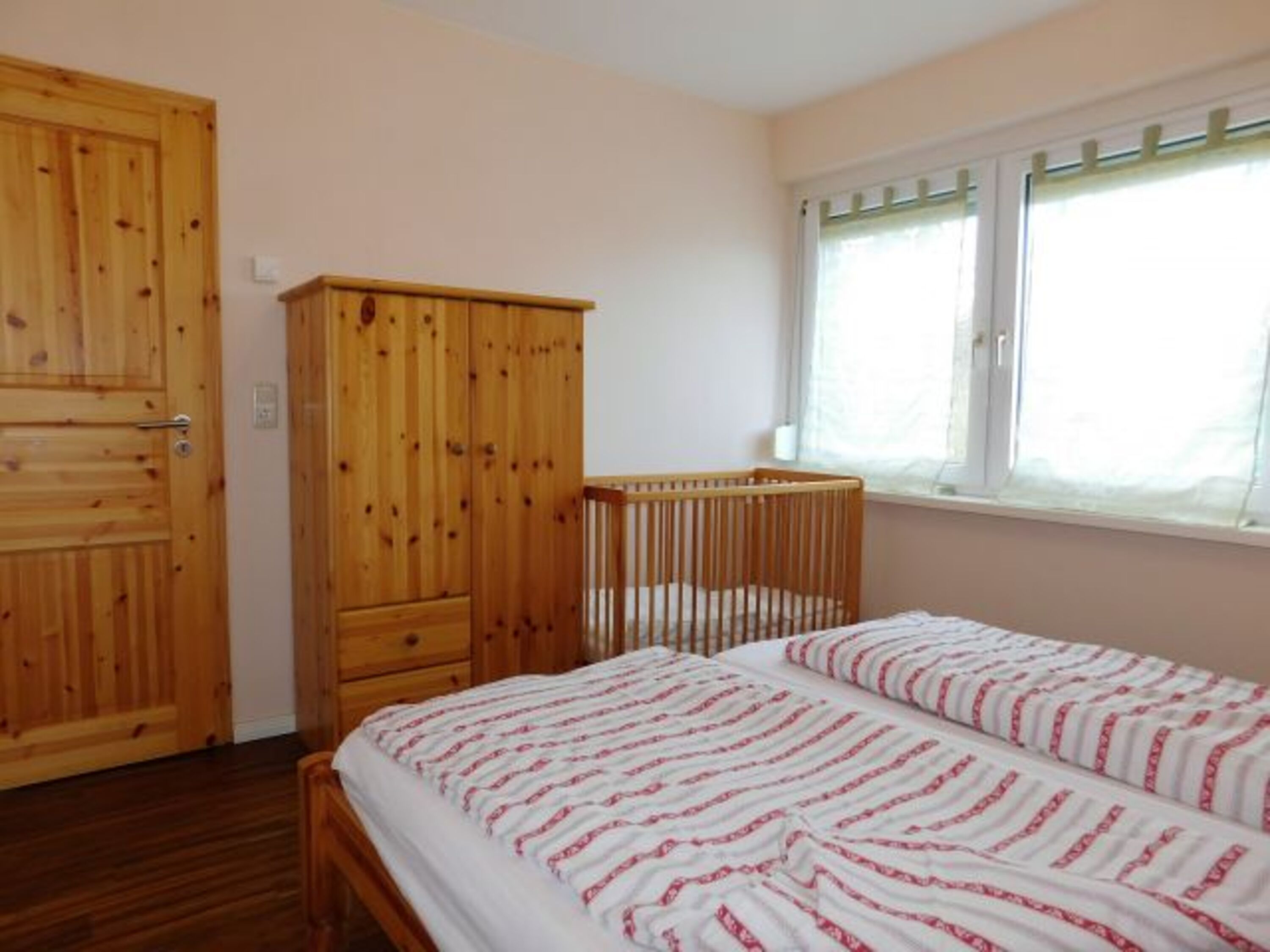 Elternschlafzimmer HP links mit Babybett