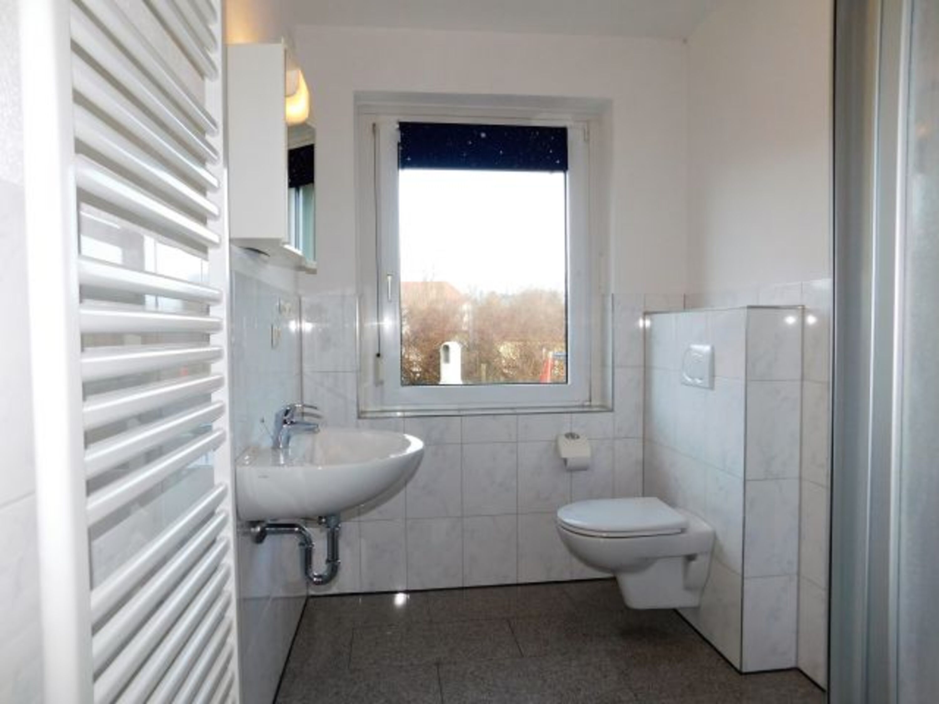 Bad mit Dusche HP links