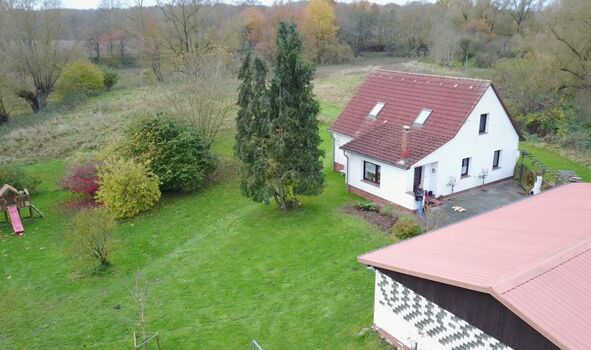 Eingebetet in sanften Hügeln