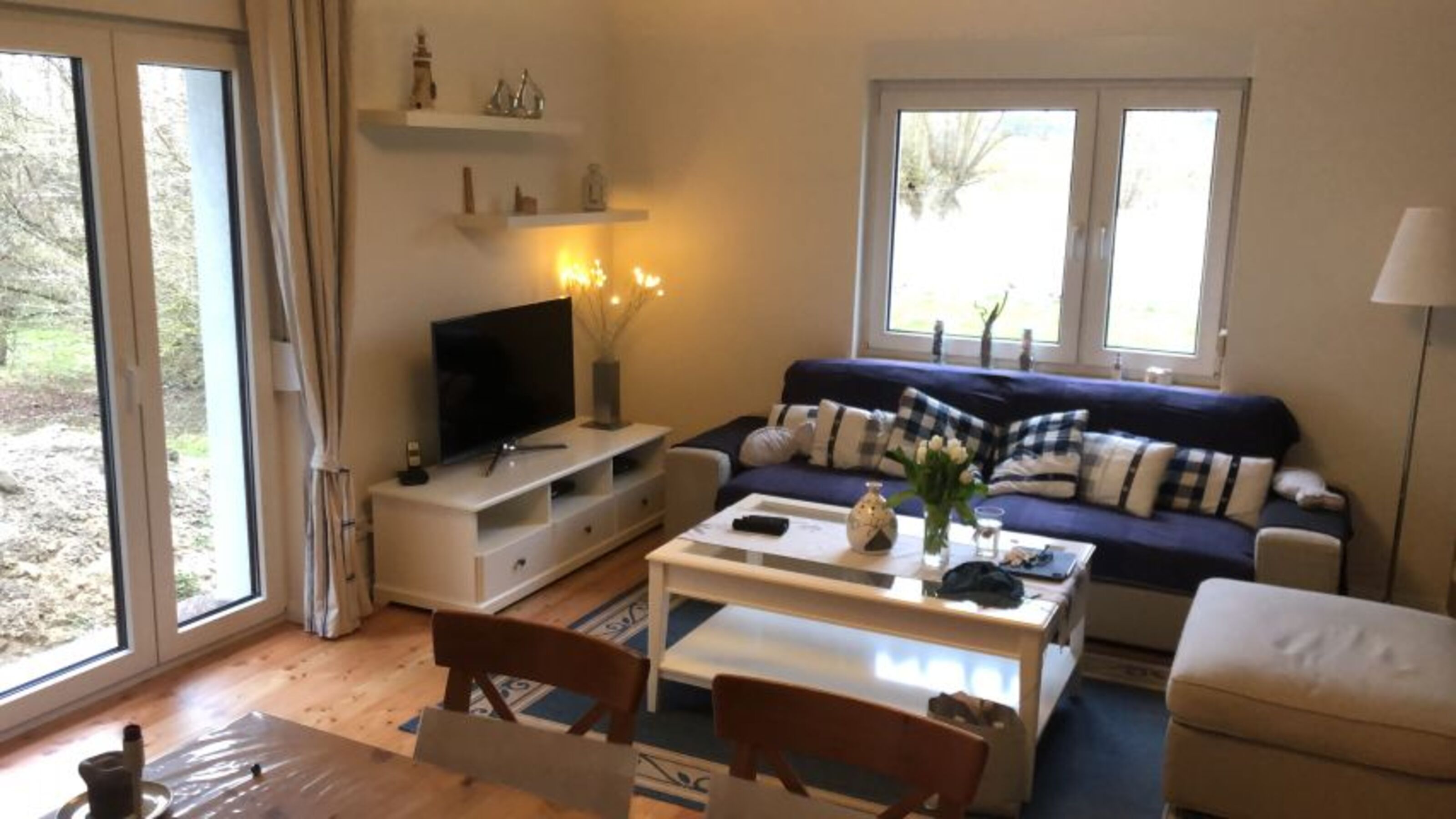 Wohnzimmer mit 2. Terrasse und Essbereich