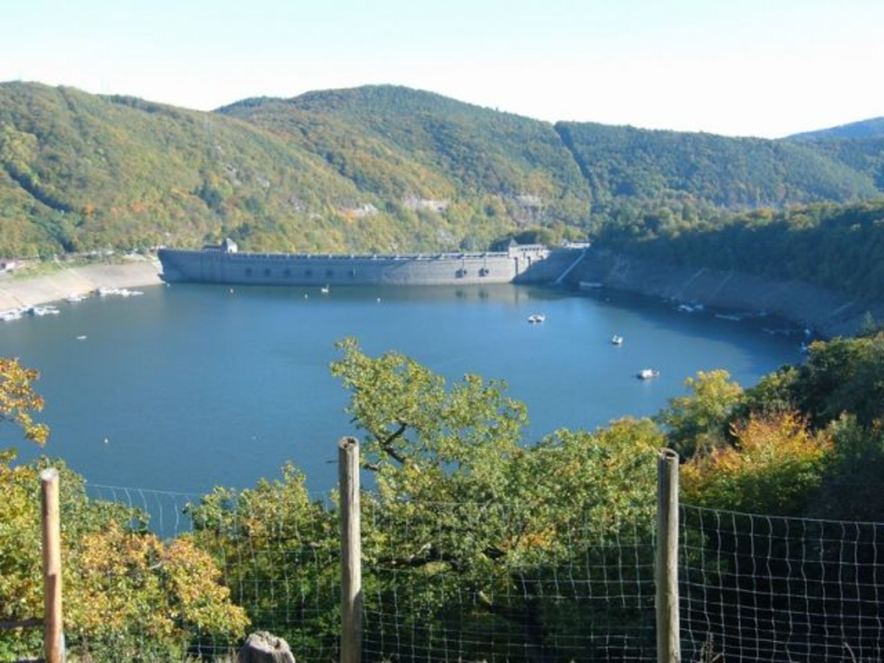 Der Edersee mit Sperrmauer